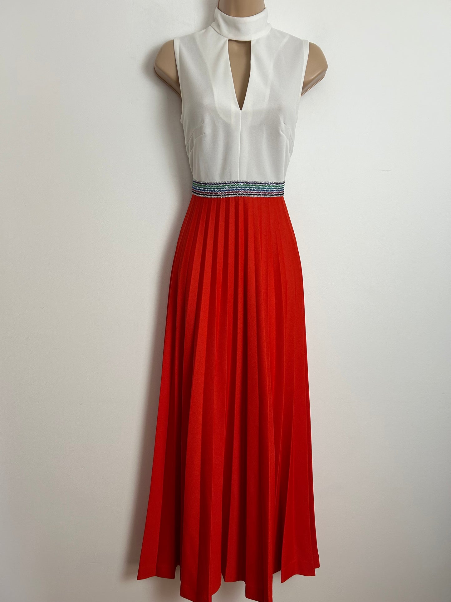 Vintage 1970s Size 6 Orange & White Sleeveless Keyhole Pleated Occasion Maxi Dress