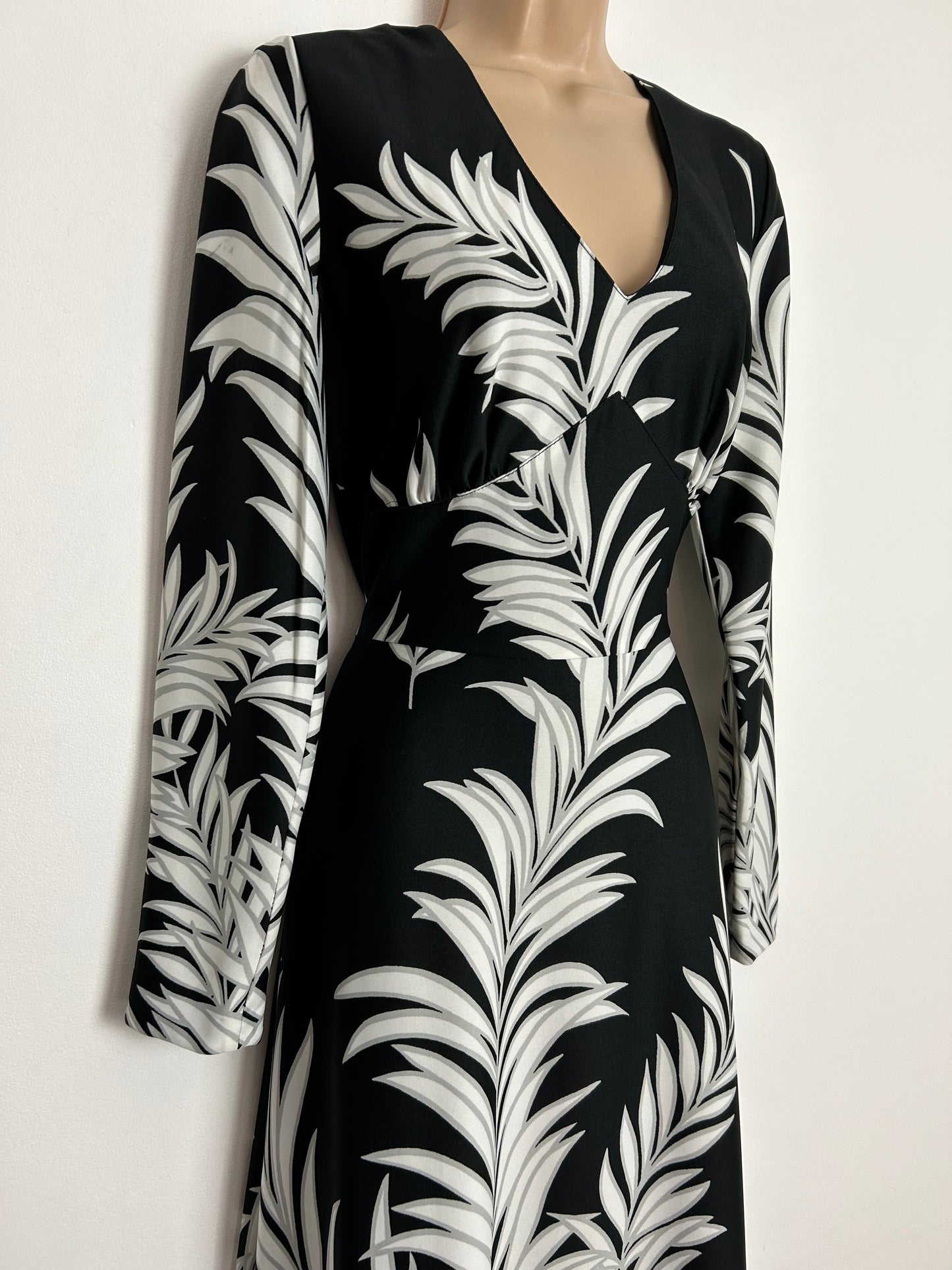 Vintage 1970s UK Size 12 Gorgeous Black & White Leaf Print Long Sleeve Tie Back Maxi Dress