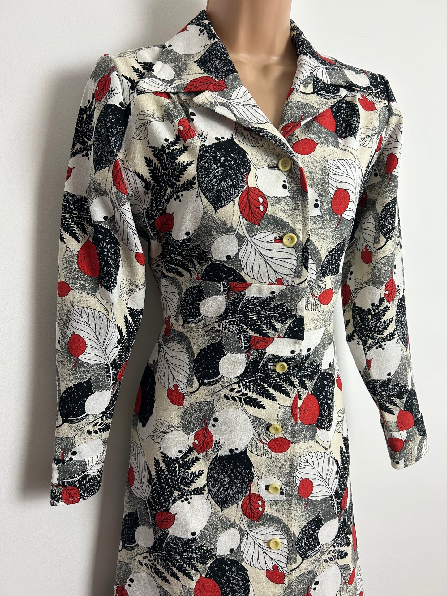 Vintage 1970s Size 12 White Beige & Red Leaf Print Long Sleeve Day Dress
