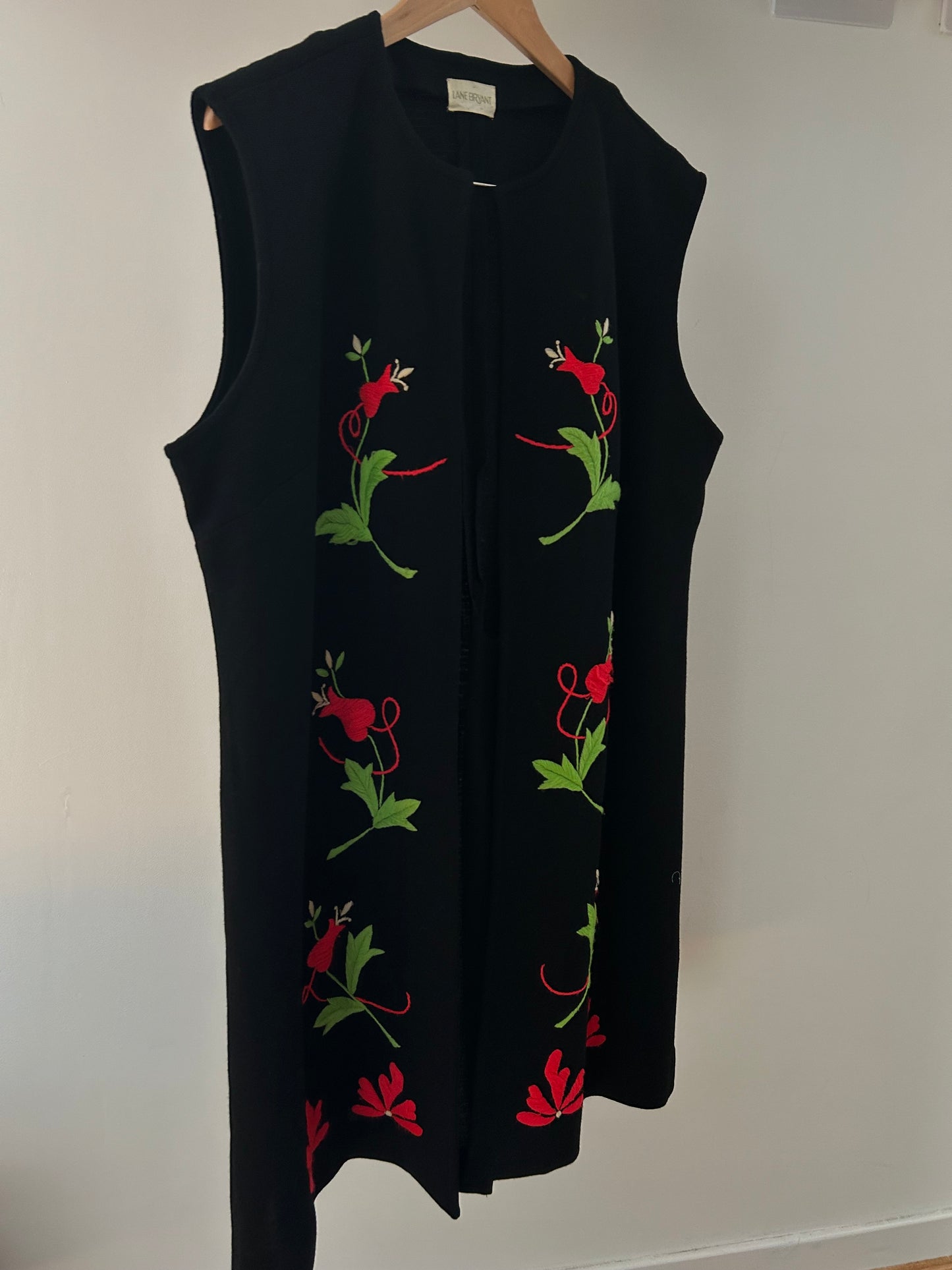 Vintage 1970s LANE BRYANT Up To Size 18 Black Sleeveless Red & Green Floral Embroidered Detail Open Fronted Long Waistcoat (Copy)
