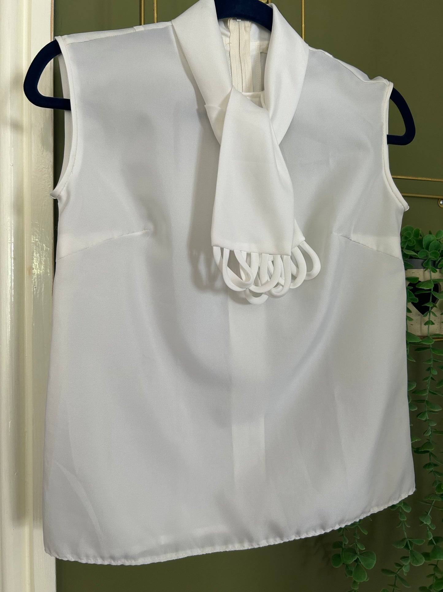 Vintage 1960s Size 8 White Sleeveless Scarf Tie Blouse/Top