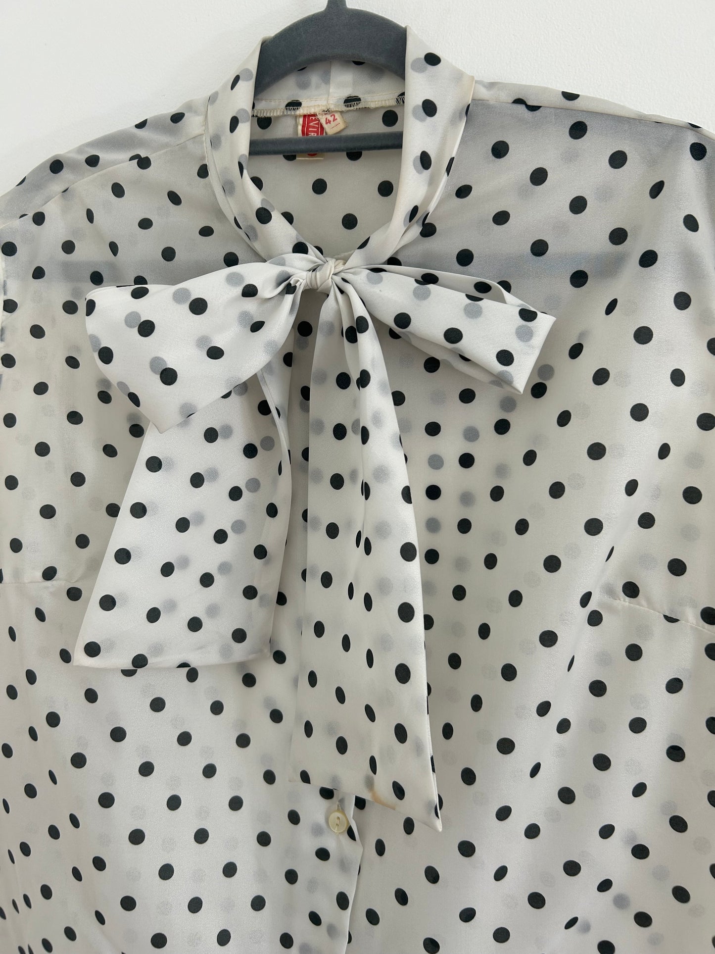 Vintage Late 1960s Size 12-14 White & Black Polka Dot Pussy Bow Sleeveless Blouse/Top
