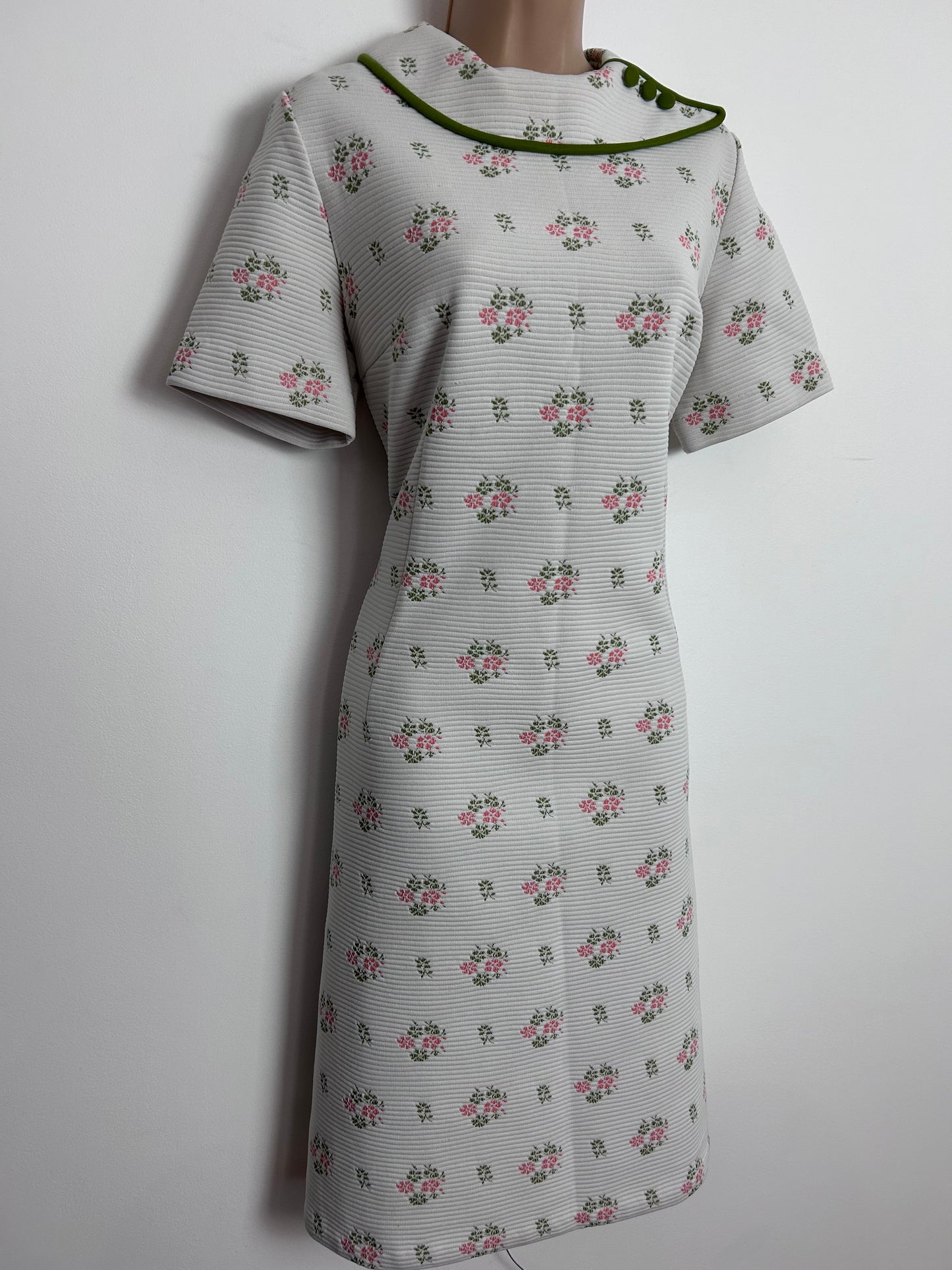 Vintage 1960s UK Size 14 Off White Coral & Pink Floral Ribbed Texture Crimplene Mod Shift Dress