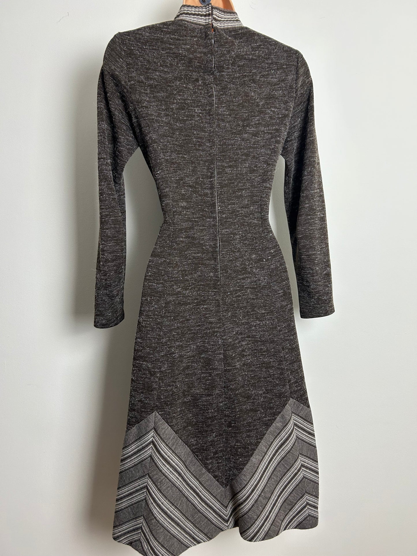 Vintage 1970s Size 6-8 Brown Snowy Fabric Stripe Contrast Long Sleeve Jersey Fit & Flare Day Dress