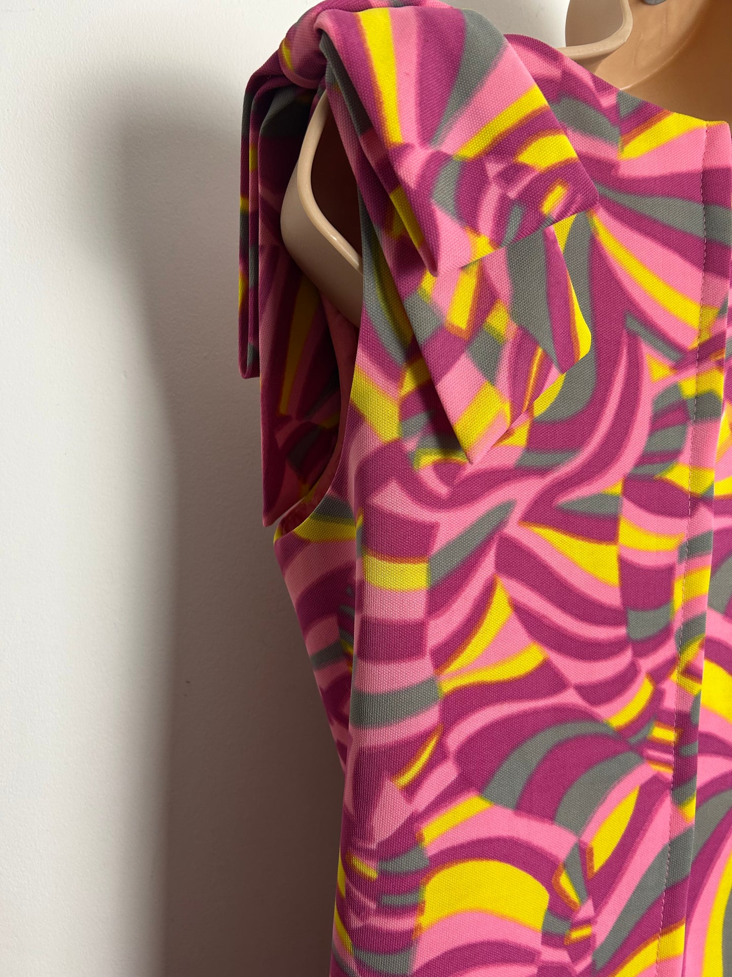 Vintage 1960s Size 14-16 Pink Yellow & Grey Psychedelic Print Bow Shoulder Detail Mod Shift Dress