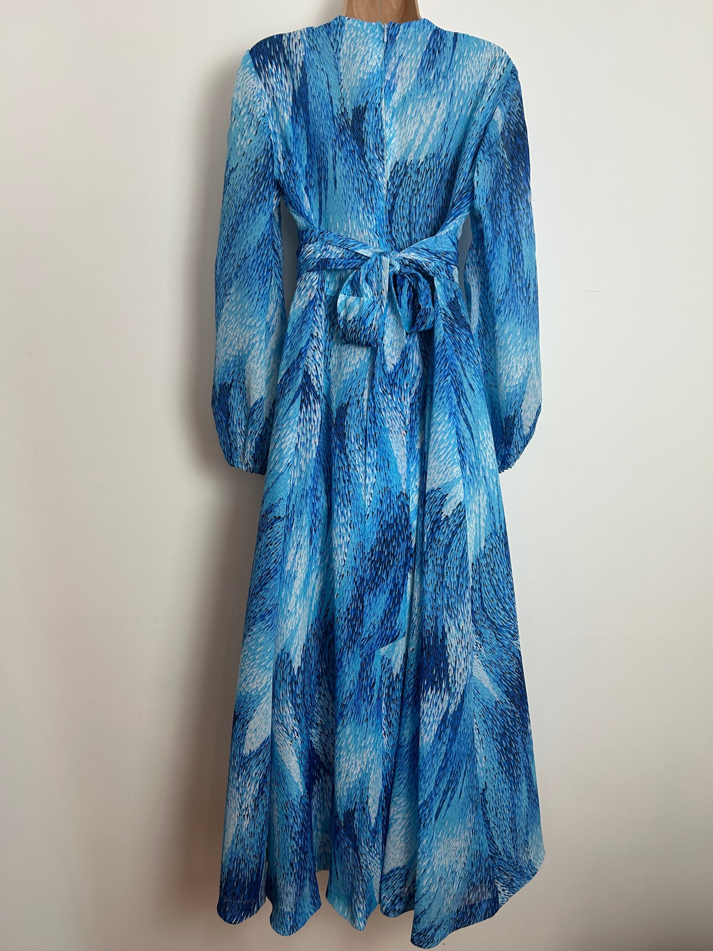 Vintage 1970s Size 14 Blue Tones Abstract Feathery Print Long Sleeve Chiffon Tie Back Maxi Dress