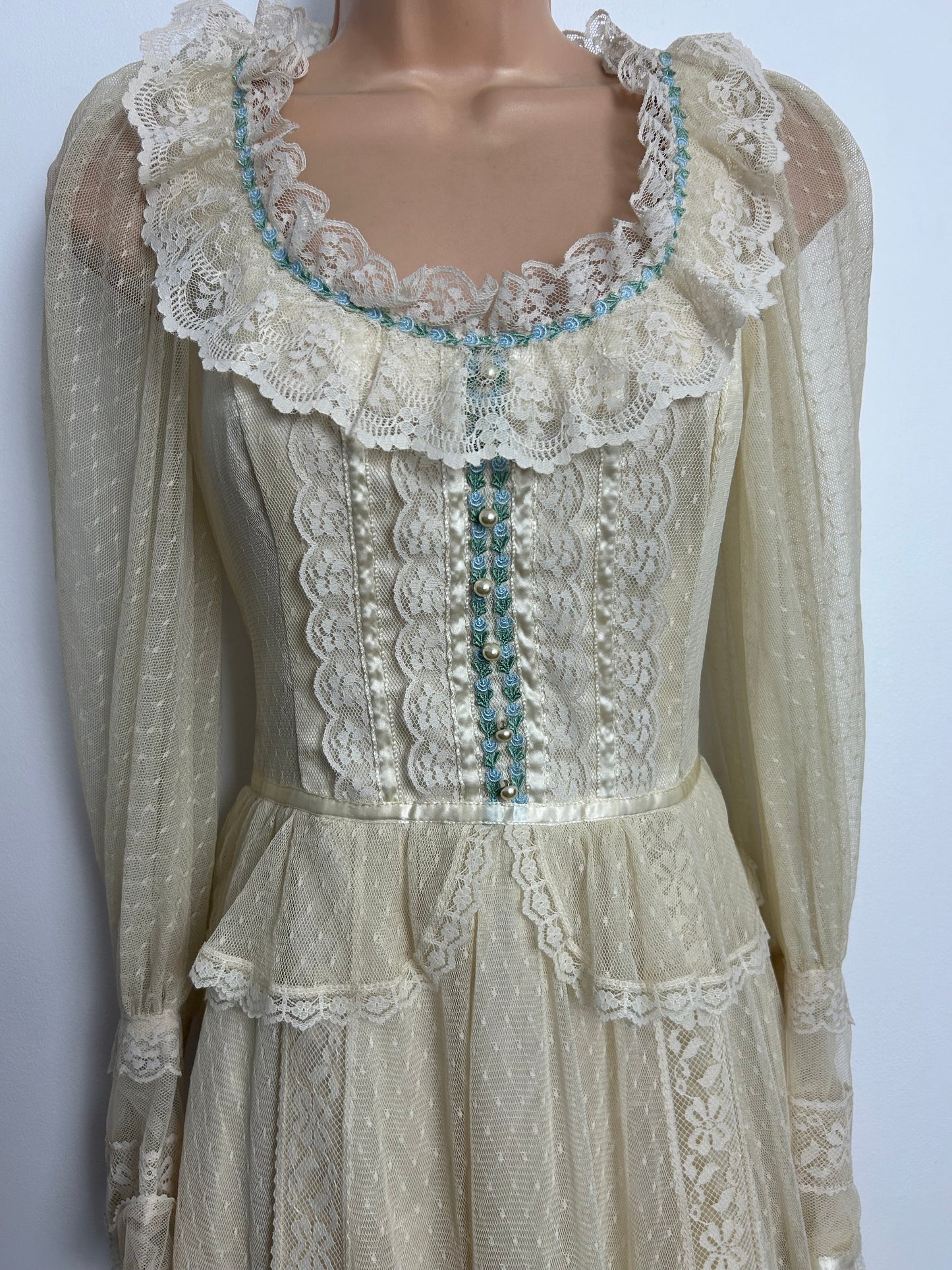 Vintage 1970s GUNNE SAX Size 6/8 (US 13 On Label) Beautiful Ethereal Cream Lace Prairie Boho Midi Dress