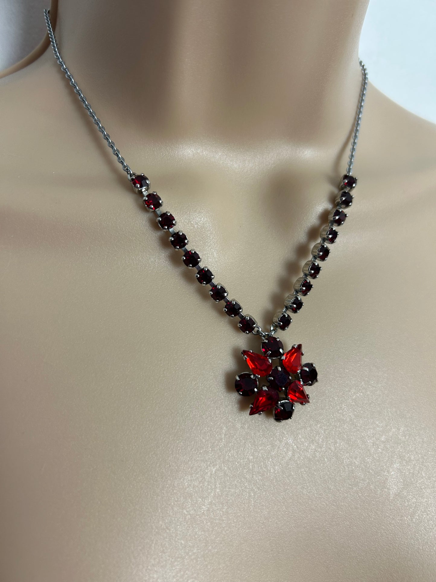 Vintage 1960s Silver Tone Red Diamante Stone Set Flower Necklace