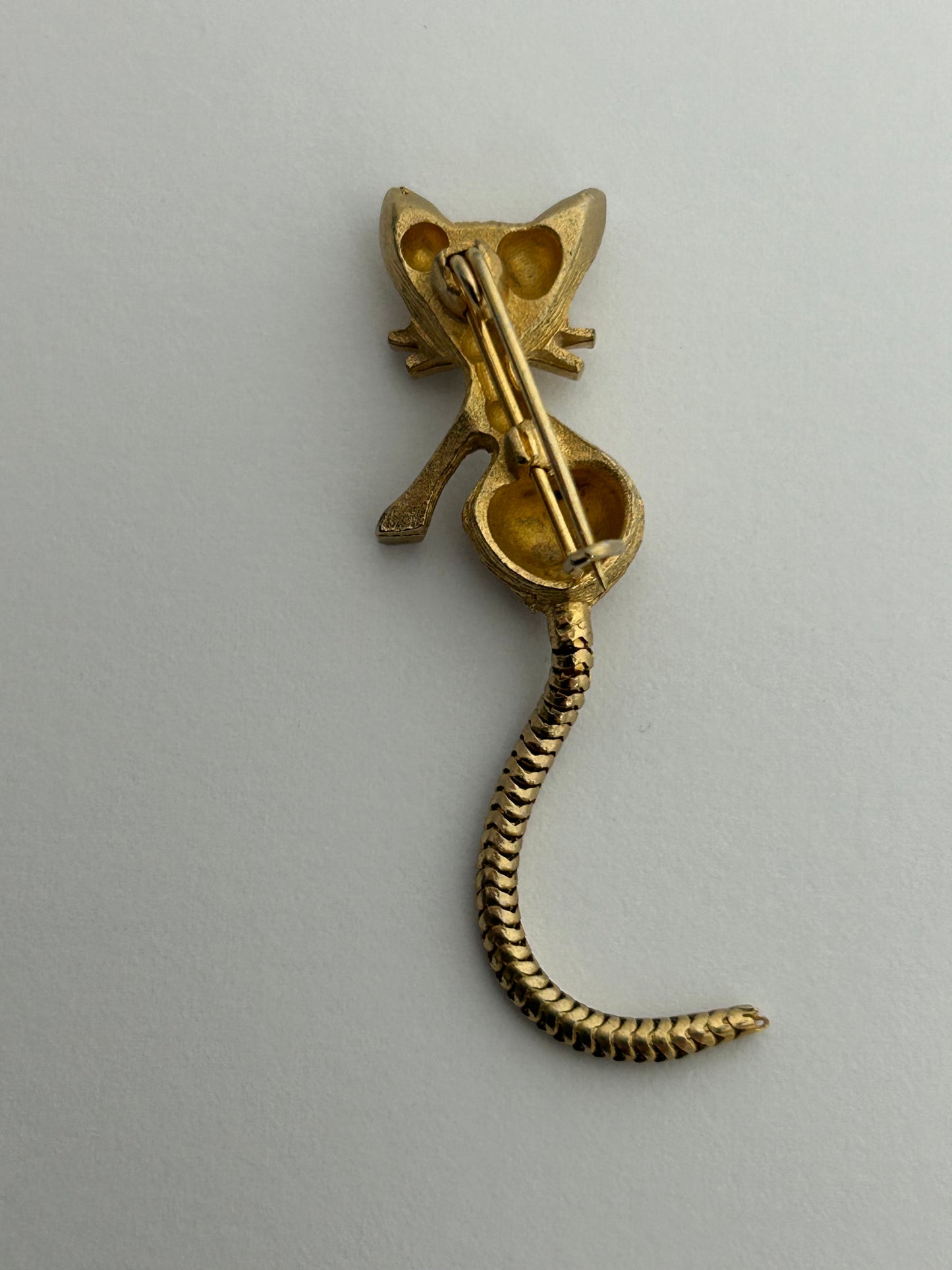 Vintage Gold Tone RARE Articulated Tail Cat Brooch With Green Stone Eyes