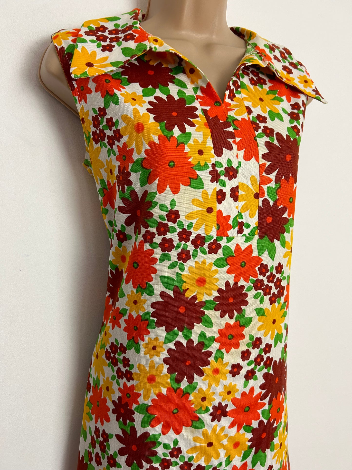Vintage 1970s SOFAC CANNES UK Size 12 White Orange & Dark Yellow Floral Print Dagger Collar Mod Shift Dress