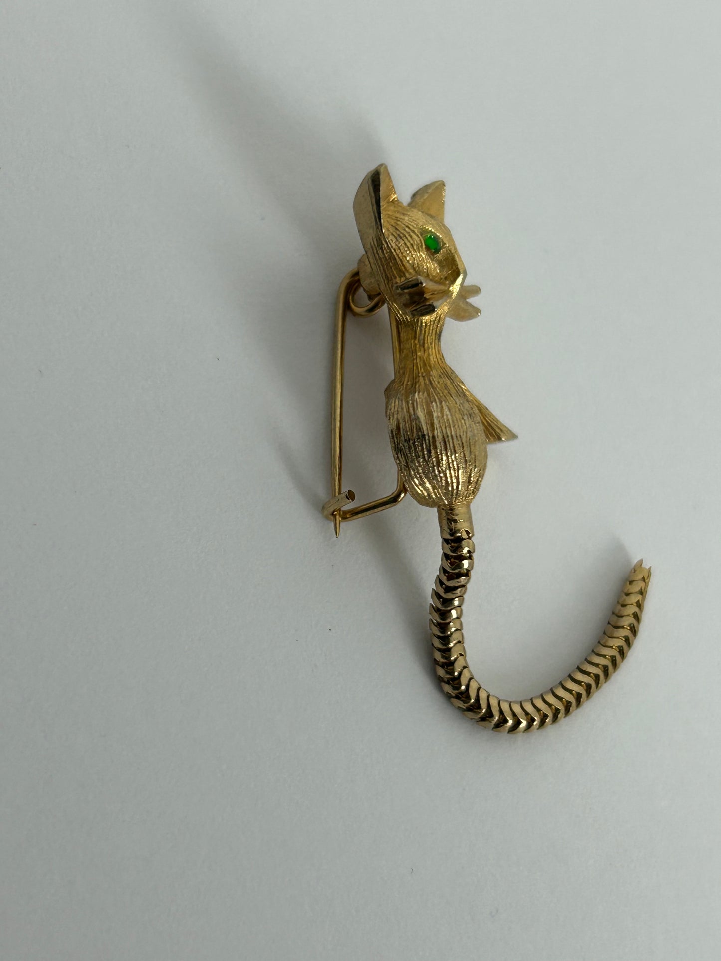 Vintage Gold Tone RARE Articulated Tail Cat Brooch With Green Stone Eyes