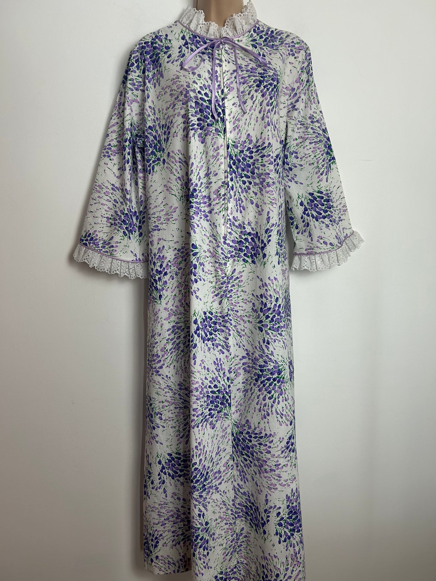 Vintage 1970s DAVID BROWN CALIFORNIA Up To Size 16 White & Purple Floral Print Lace Trim Hostess Gown House Coat