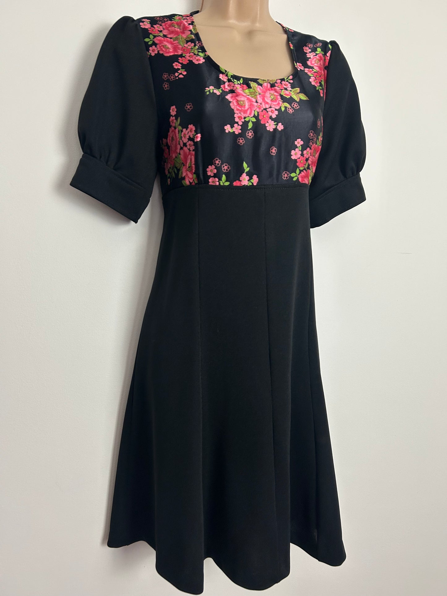 Vintage 1970s UK Size 10-12 Black & Pink Floral Print Short Sleeve Tie Back Day Dress