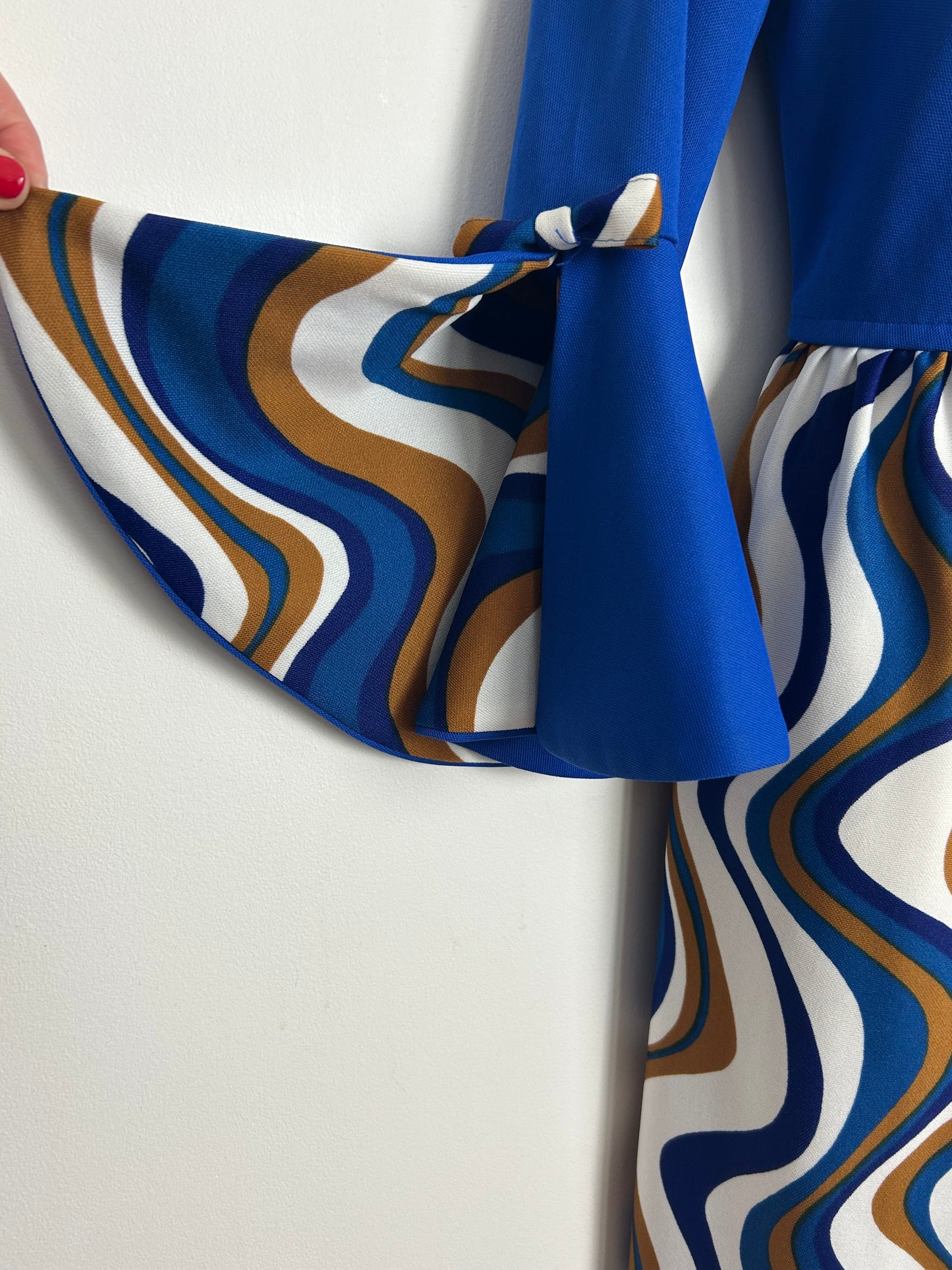 Vintage 1970s Size 10 Blue White & Brown Wavy Stripe Print Flared Split Cuff Maxi Dress