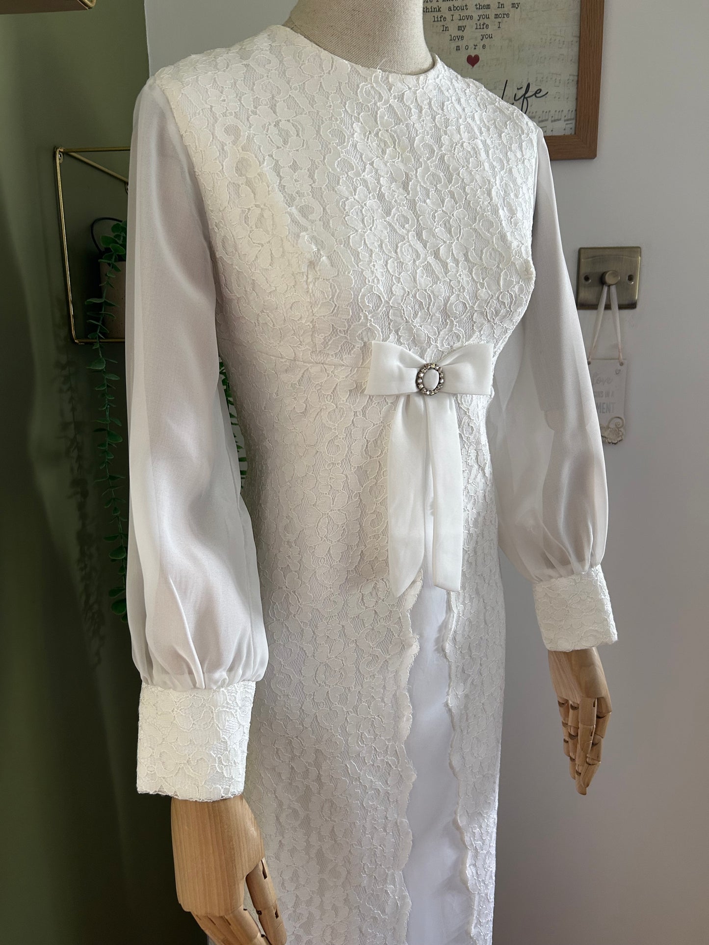 Vintage 1960s Size 10 White Lace & Satin Bow Detail Long Sleeve Wedding Dress