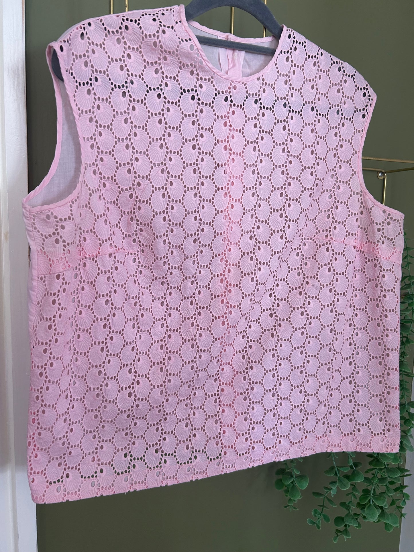 Vintage 1960s Approx Size 14 Pale Pink Lace Fronted Button Back Sleeveless Top