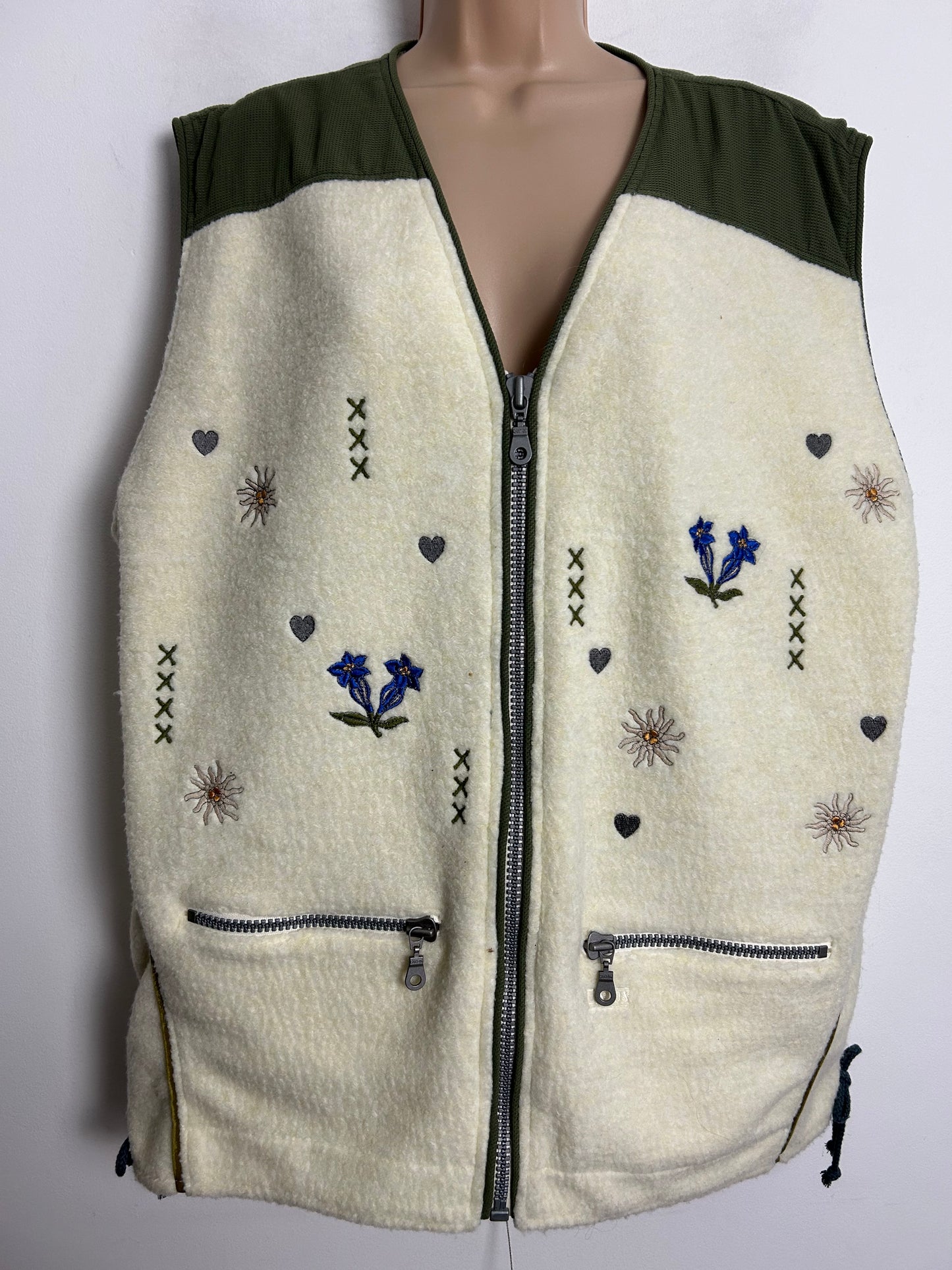 Vintage 1980s Size XL CANYON ACTIVEWEAR Cream & Green Edelwiess Flower Pattern Gilet