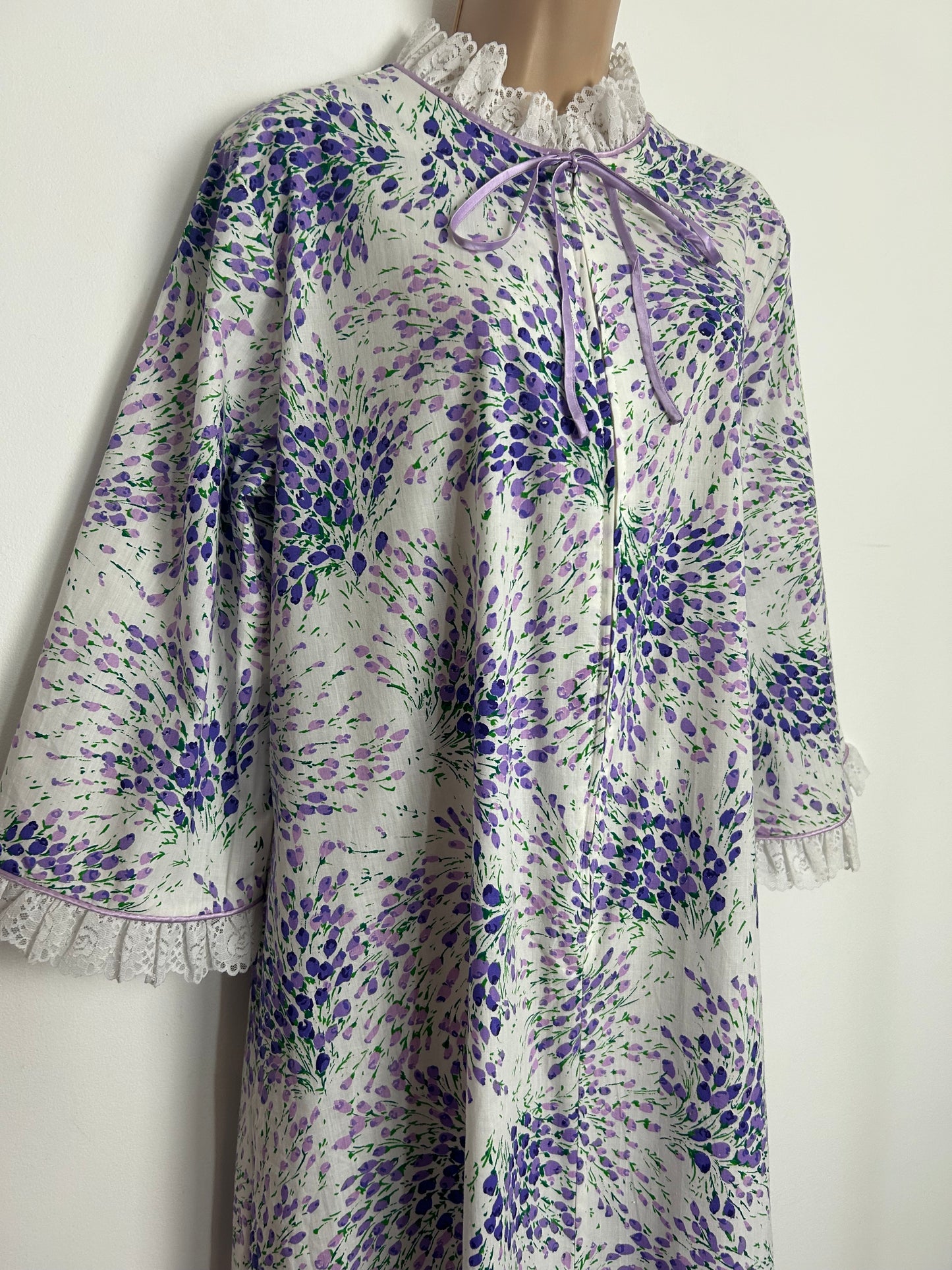 Vintage 1970s DAVID BROWN CALIFORNIA Up To Size 16 White & Purple Floral Print Lace Trim Hostess Gown House Coat