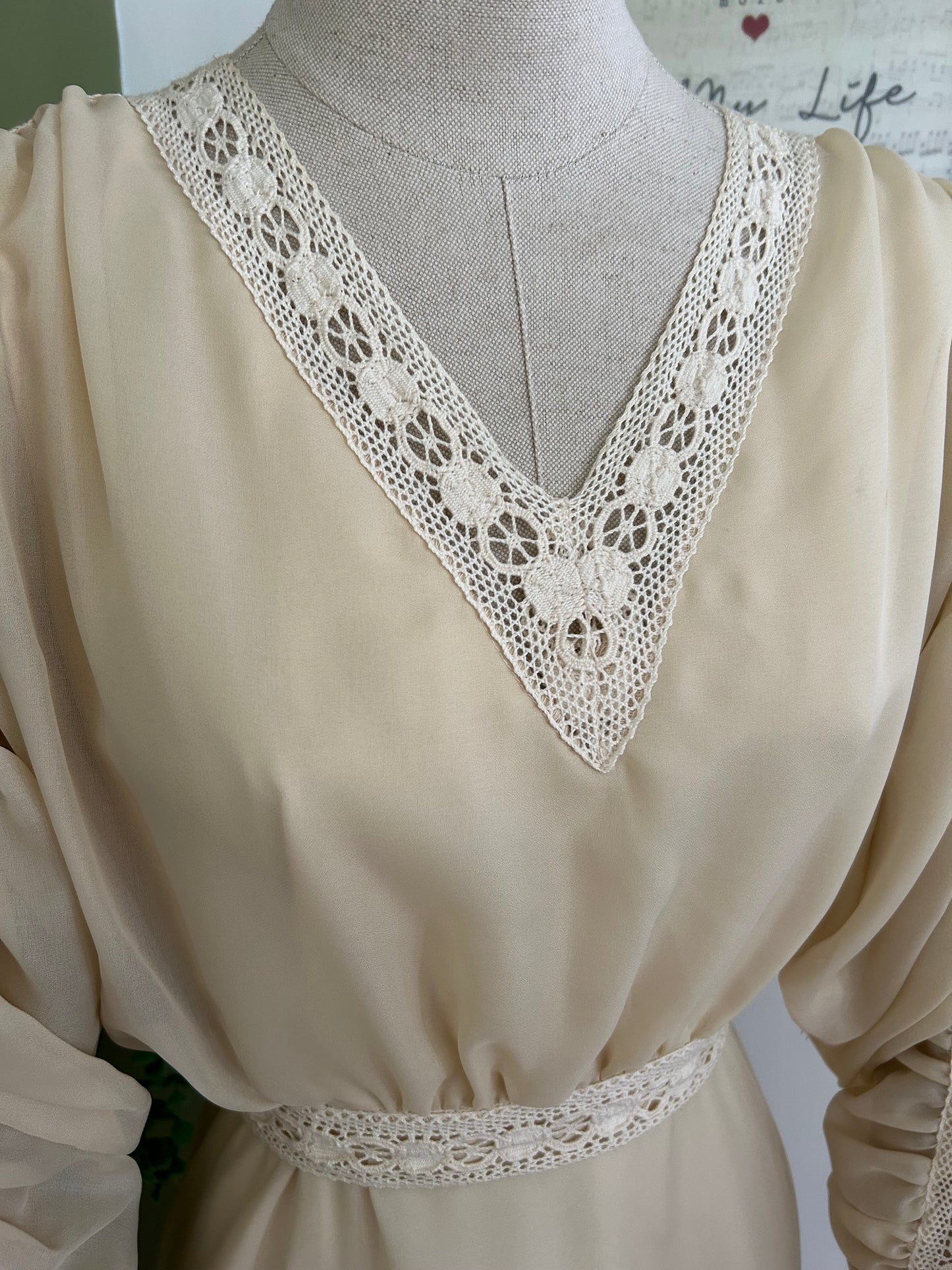 Vintage 1970s Size 6-8 Beautiful Cream Lace Trim Mock 2 Piece Long Ruched Sleeve Wedding Summer Occasion Dress/Gown