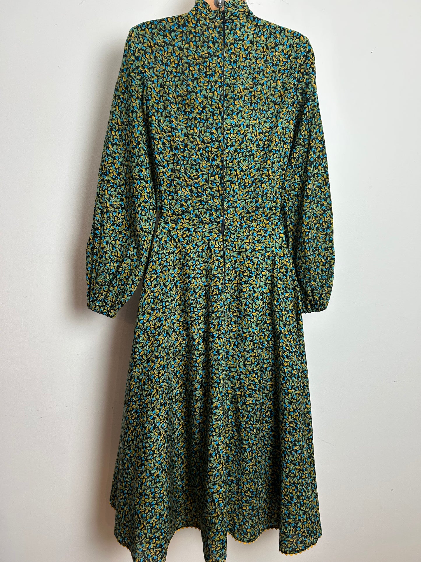 Vintage 1970s Size 10 Black Green & Yellow Leaf Print Pussy Bow Cotton Day Dress