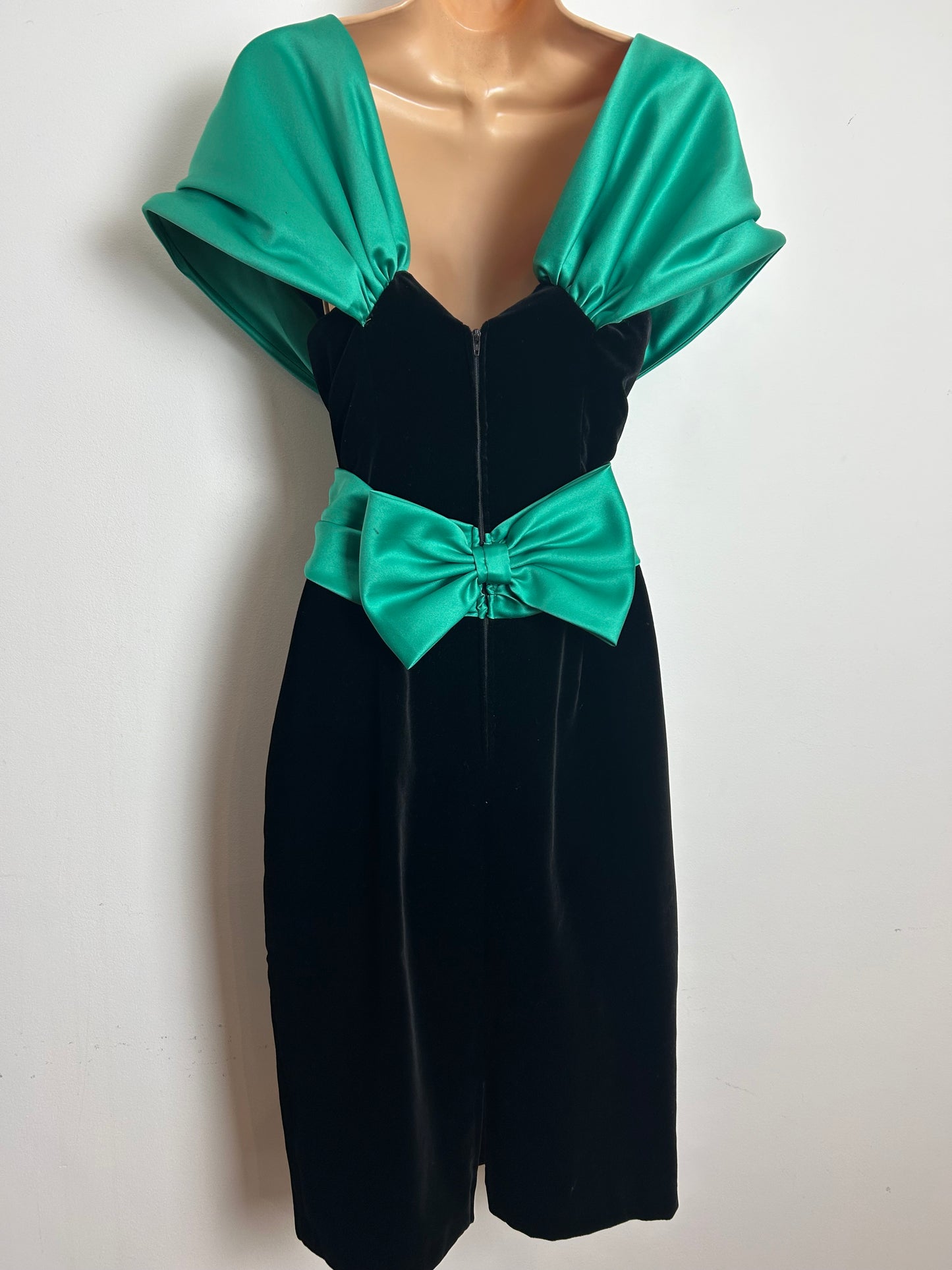 Vintage 1980s JAHN & PILL Size 10 Black Velvet & Green Contrast Off Shoulder Fitted Cocktail Dress