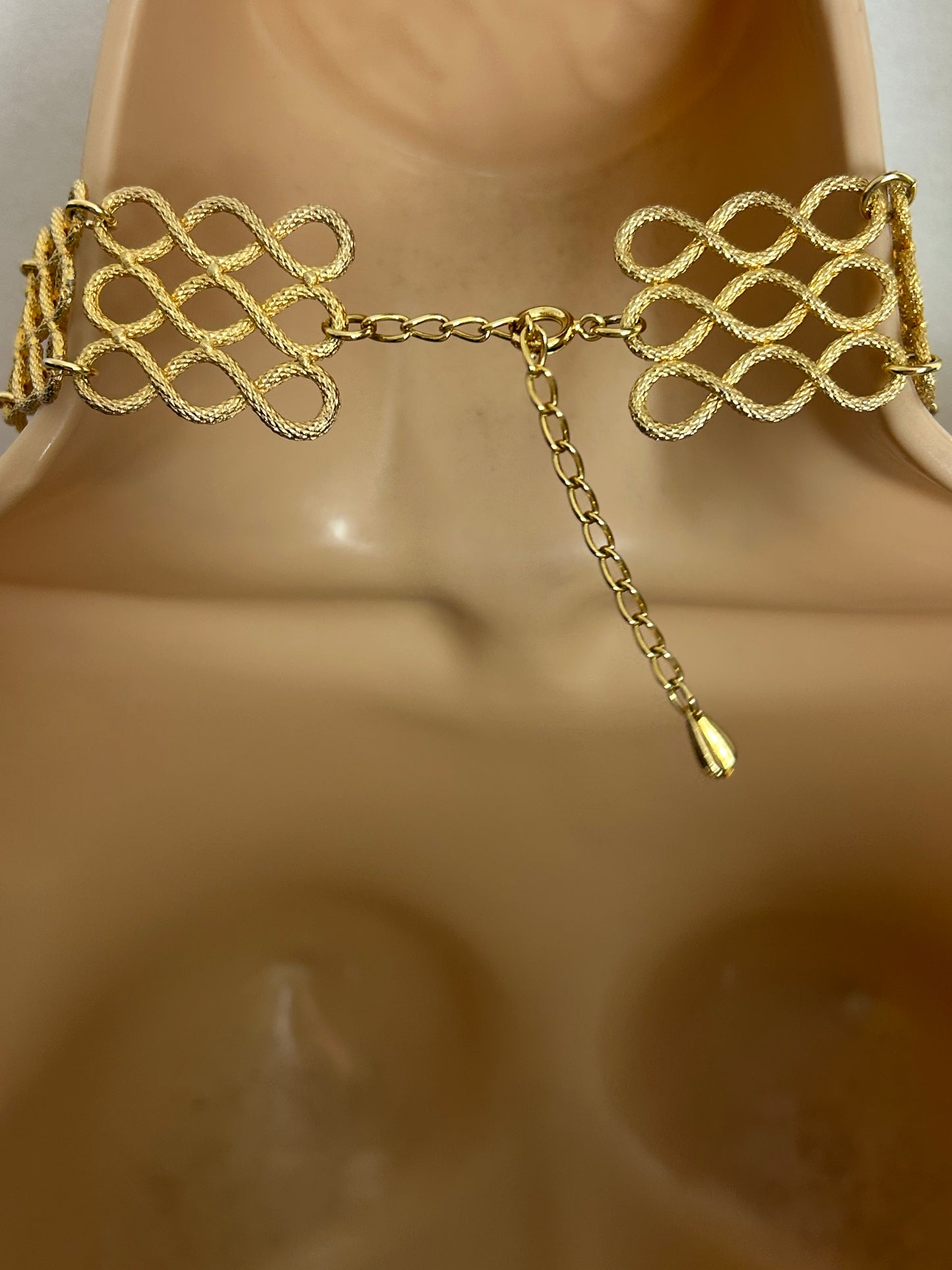 Vintage 1960s Beautiful Gold Tone Panelled Choker Necklace Set With Green Plastic Beads