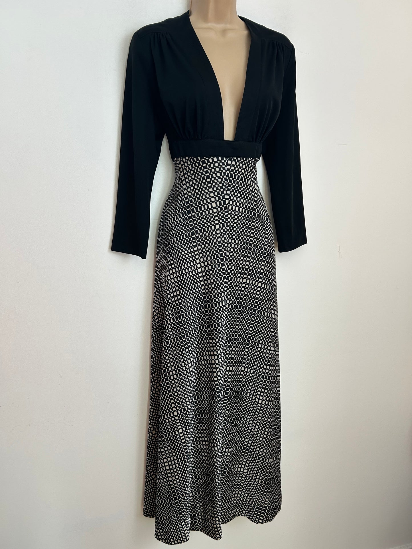Vintage 1970s Size 12 Black & White Op Art Print Plunge Neck Long Sleeve Evening Maxi Dress