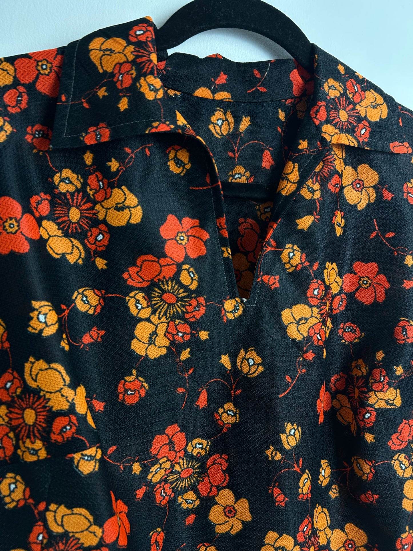 Vintage 1970s Size 16 Black & Orange Tones Floral Print Short Sleeve Shirt Style Top