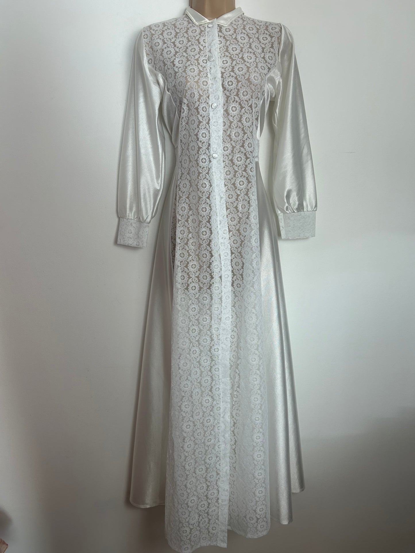 Vintage Late 1950s Size 10-12 White Lace Panels Long Sleeve Peignoir House Dress
