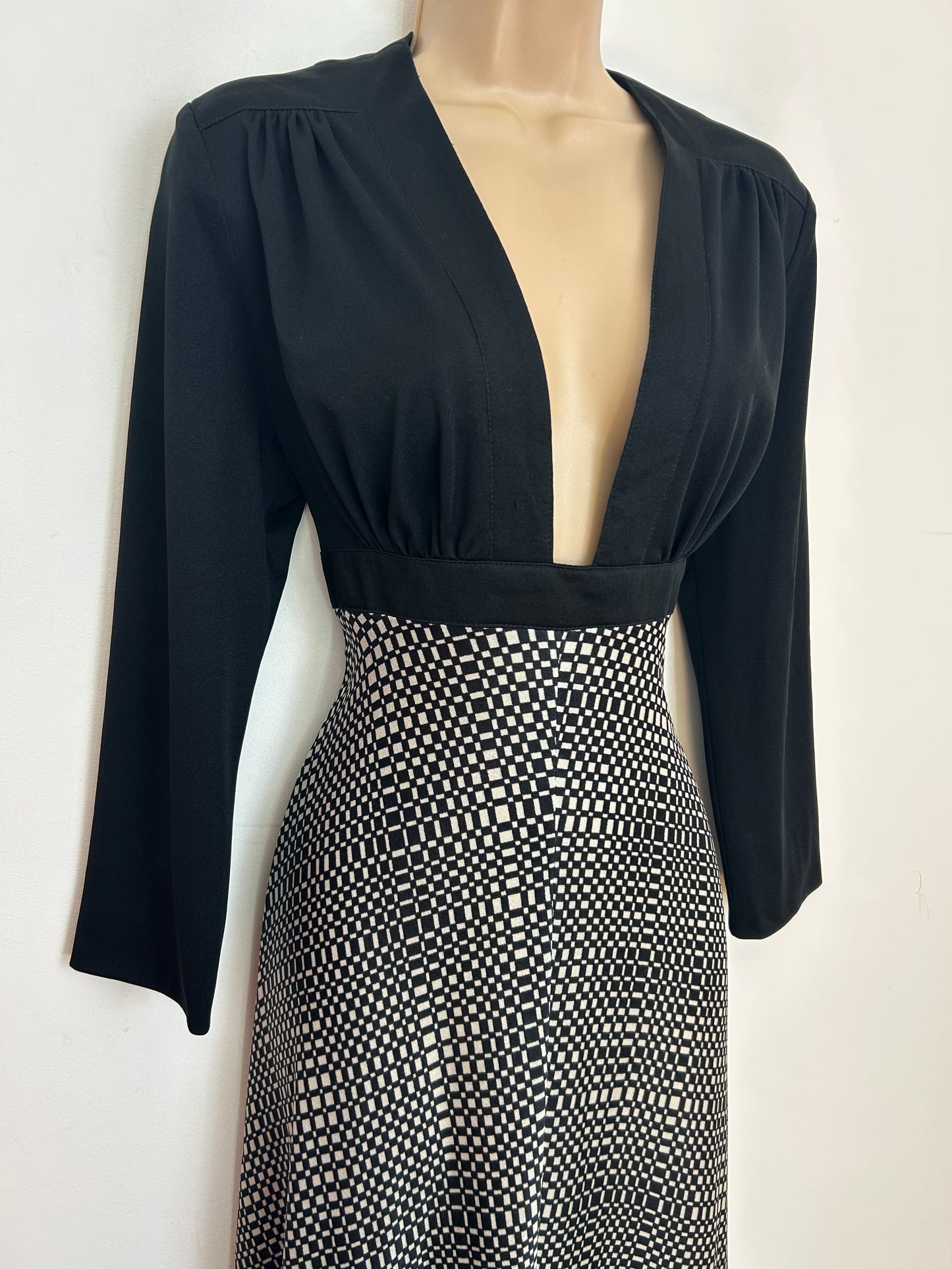 Vintage 1970s Size 12 Black & White Op Art Print Plunge Neck Long Sleeve Evening Maxi Dress
