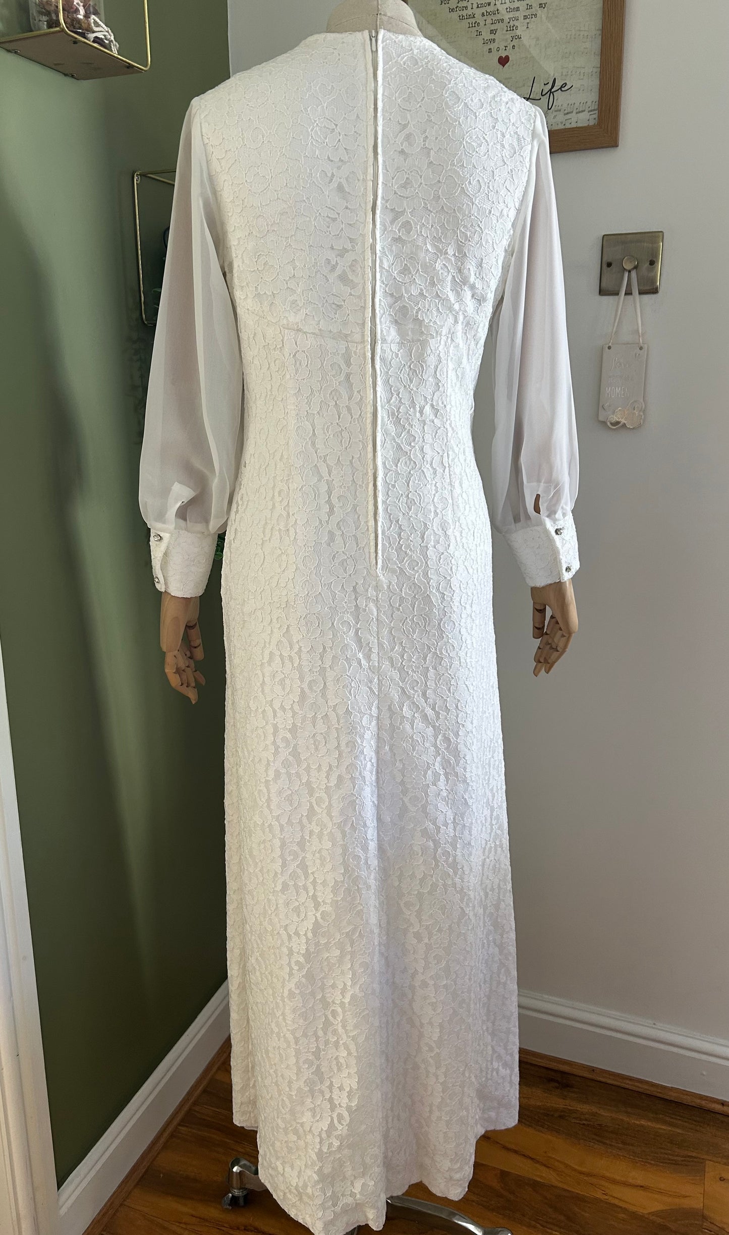 Vintage 1960s Size 10 White Lace & Satin Bow Detail Long Sleeve Wedding Dress