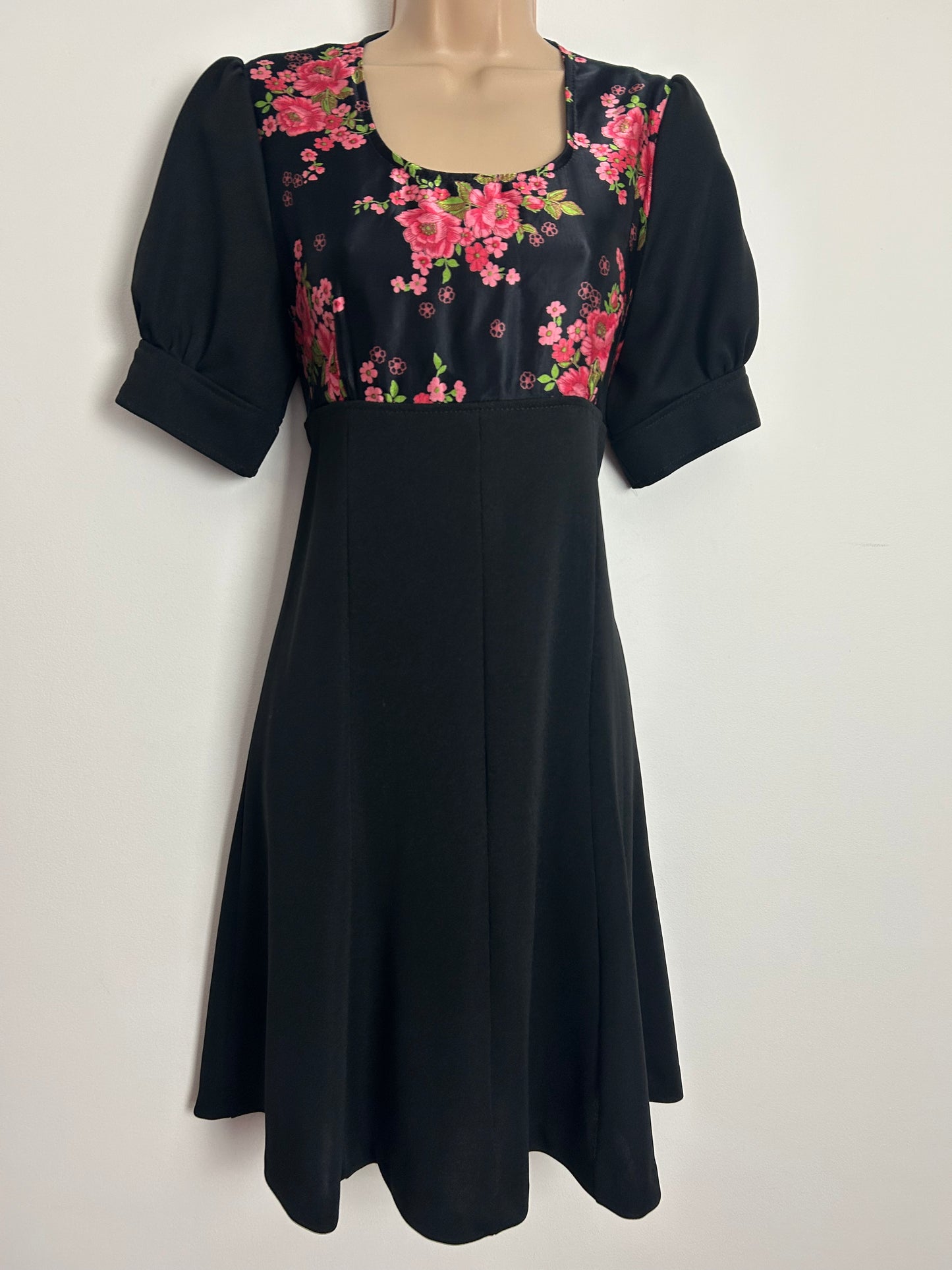 Vintage 1970s UK Size 10-12 Black & Pink Floral Print Short Sleeve Tie Back Day Dress