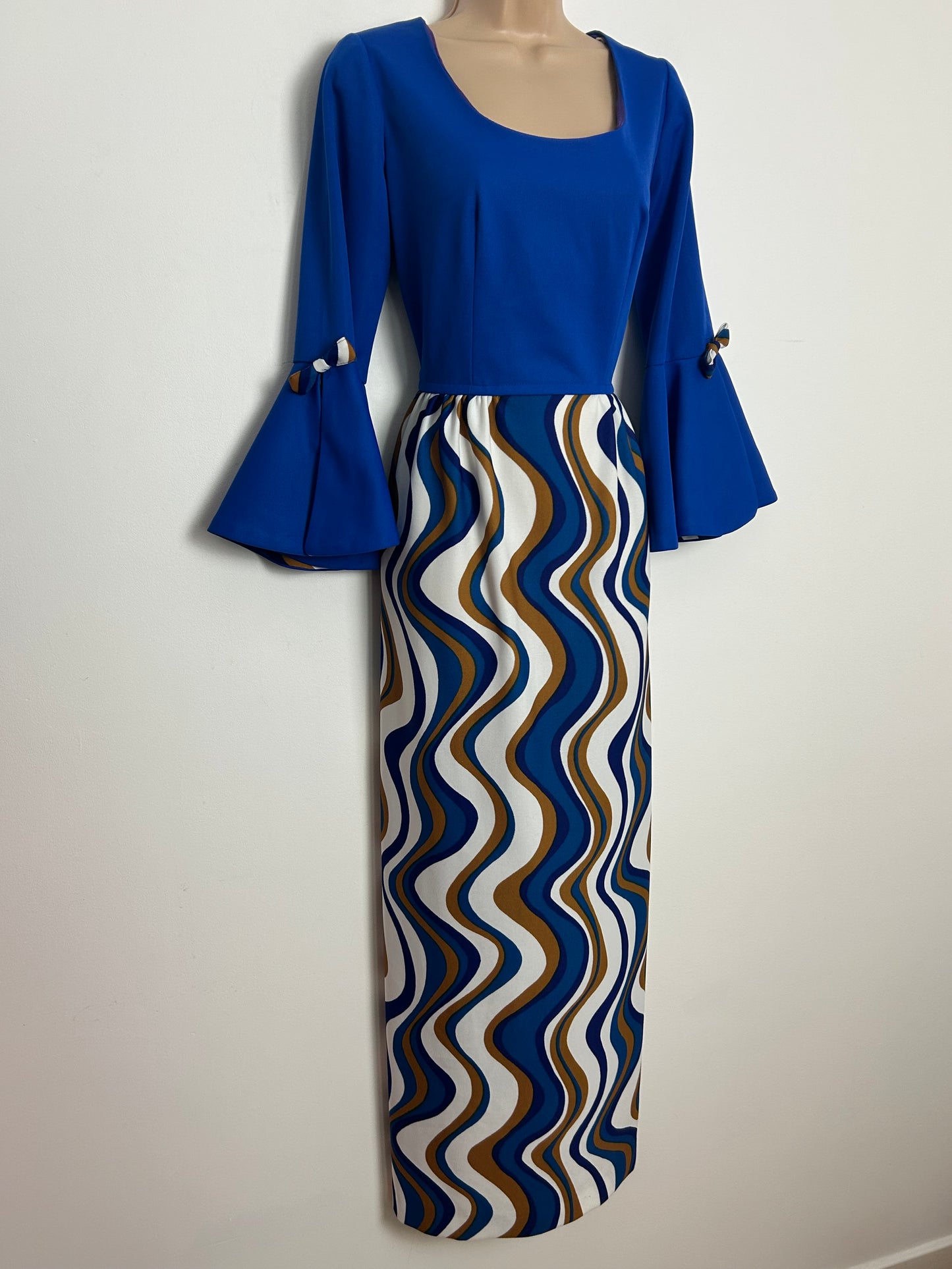 Vintage 1970s Size 10 Blue White & Brown Wavy Stripe Print Flared Split Cuff Maxi Dress