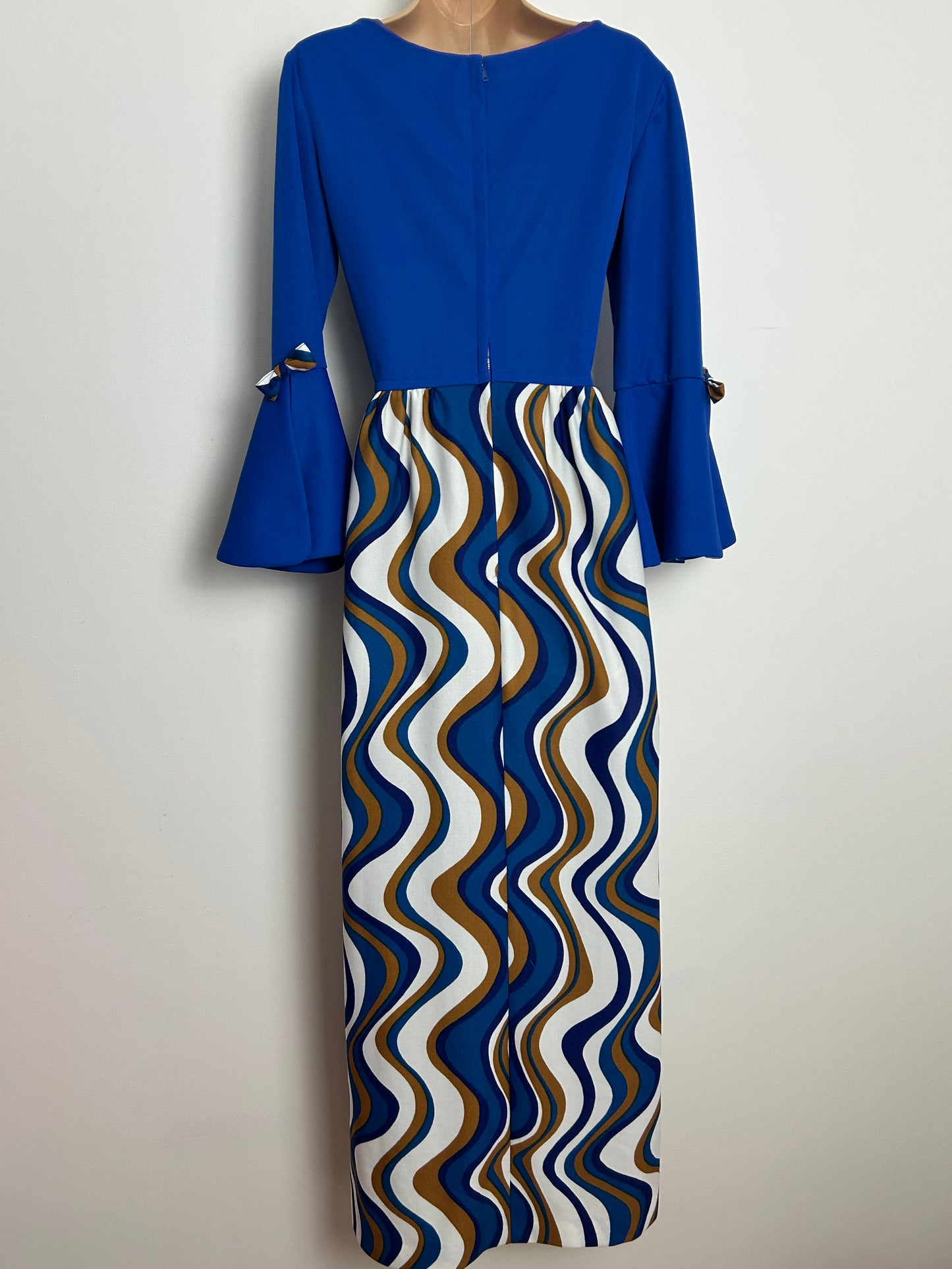 Vintage 1970s Size 10 Blue White & Brown Wavy Stripe Print Flared Split Cuff Maxi Dress