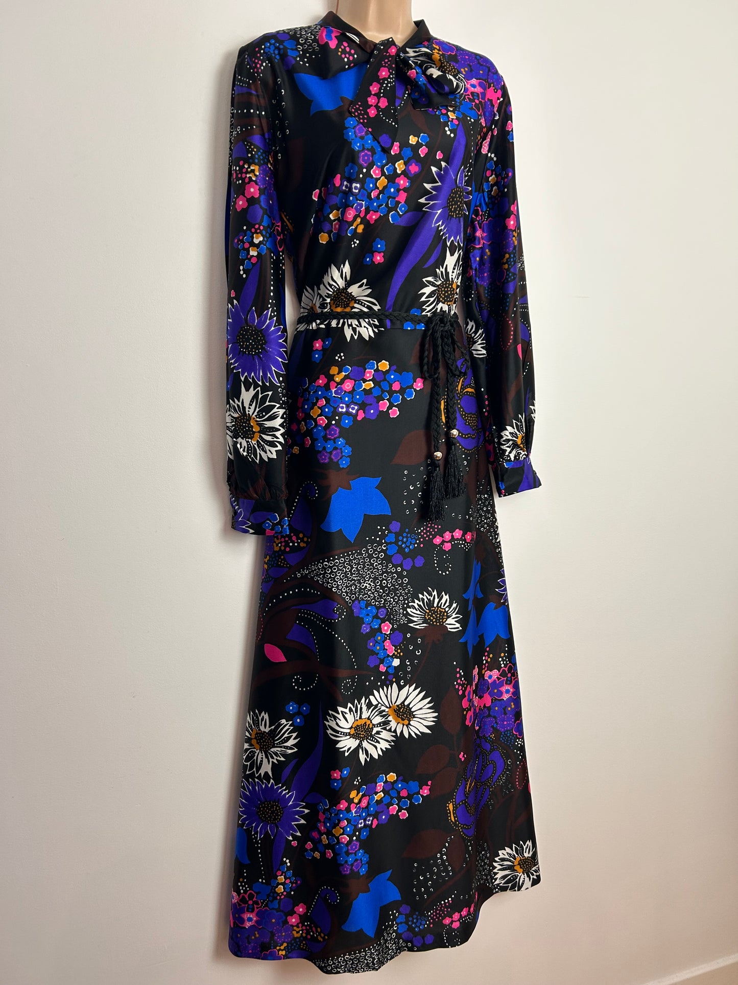 Vintage 1970s Size 16-18 Black Blue Purple & Pink Floral Print Pussy Bow Long Sleeve Belted Maxi Dress