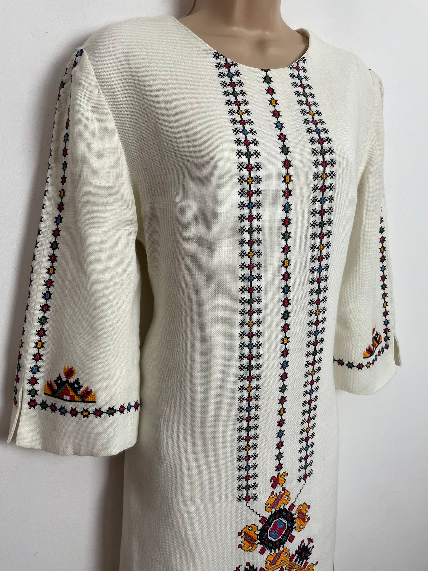 Vintage 1960s UK Size 10 Gorgeous White Black Orange & Red Embroidered Detail Wool Mix Mod Shift Dress