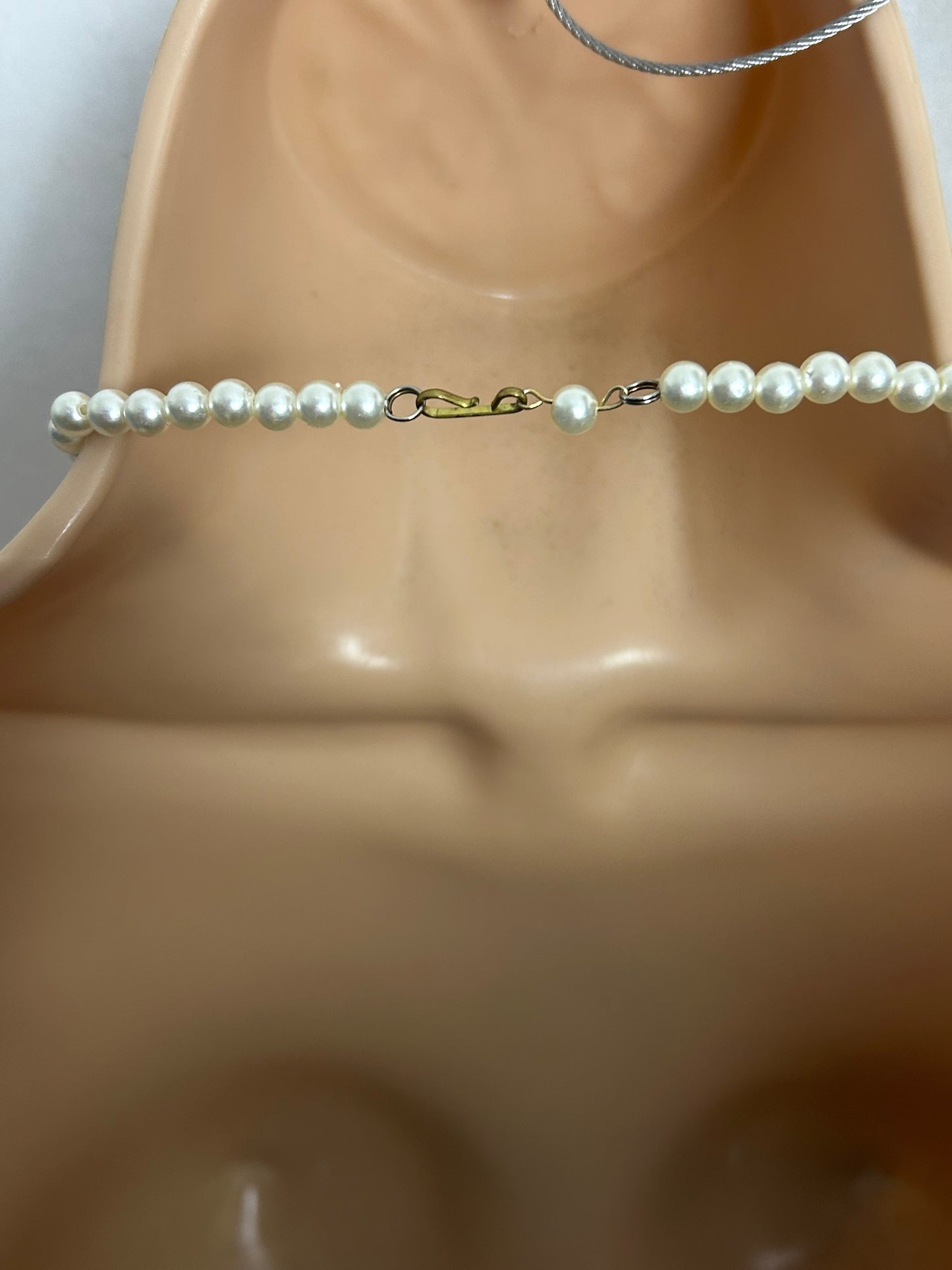 Vintage Circa 1970s Gorgeous Faux Black & White Pearl Tie Novelty Necklace