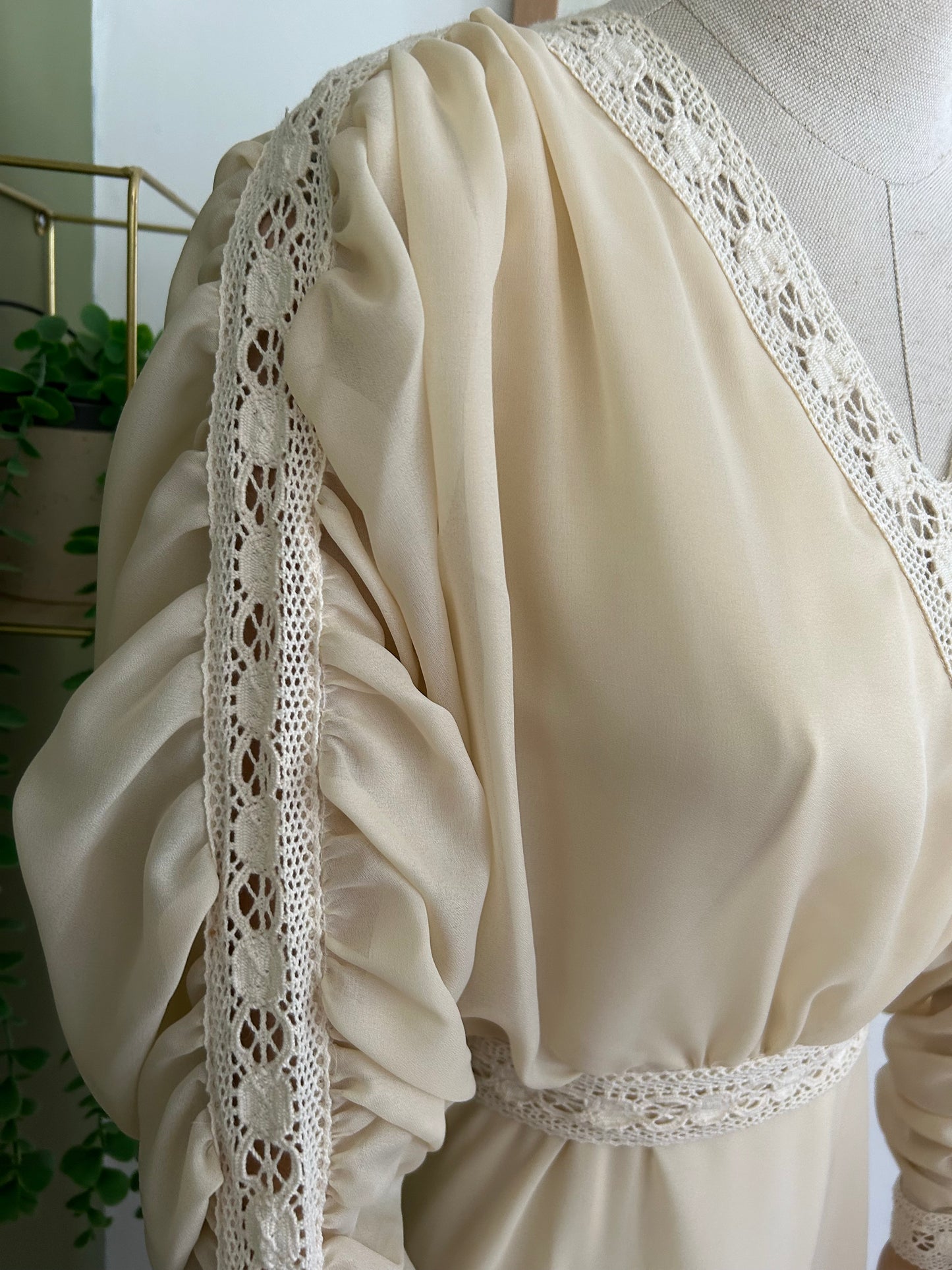 Vintage 1970s Size 6-8 Beautiful Cream Lace Trim Mock 2 Piece Long Ruched Sleeve Wedding Summer Occasion Dress/Gown