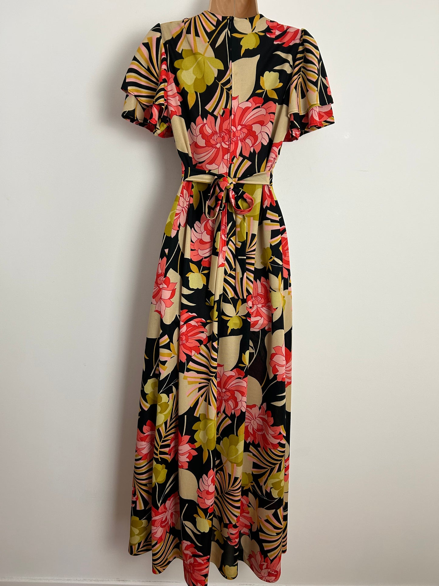 Vintage 1970s Size 10 Black Beige & Coral Tones Floral Print Short Sleeve Tie Back Maxi Dress