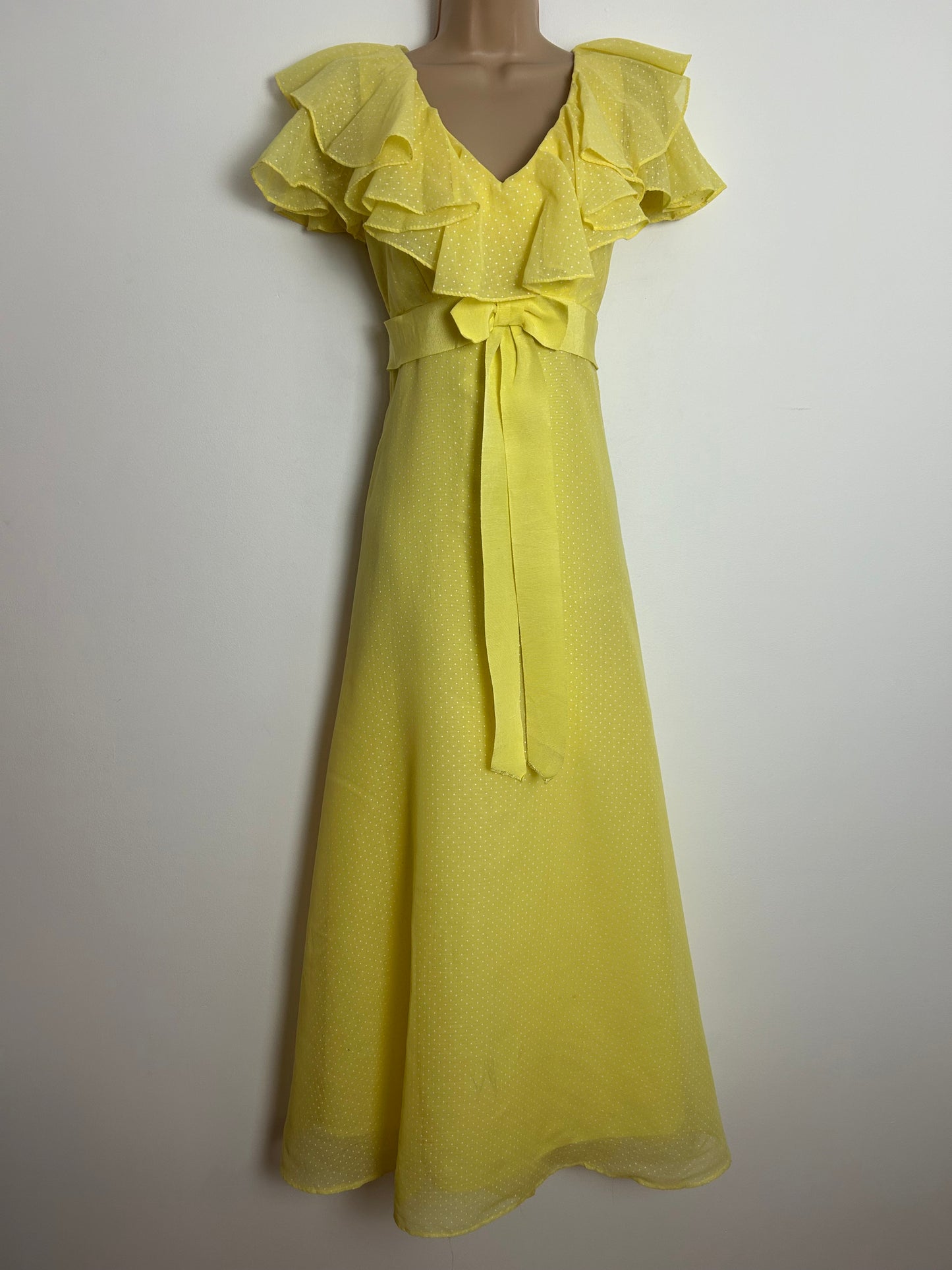Vintage 1970s Size 6 Beautiful Lemon Polka Dot Ruffle Collar Short Sleeve Bow Detail Summer Maxi Dress
