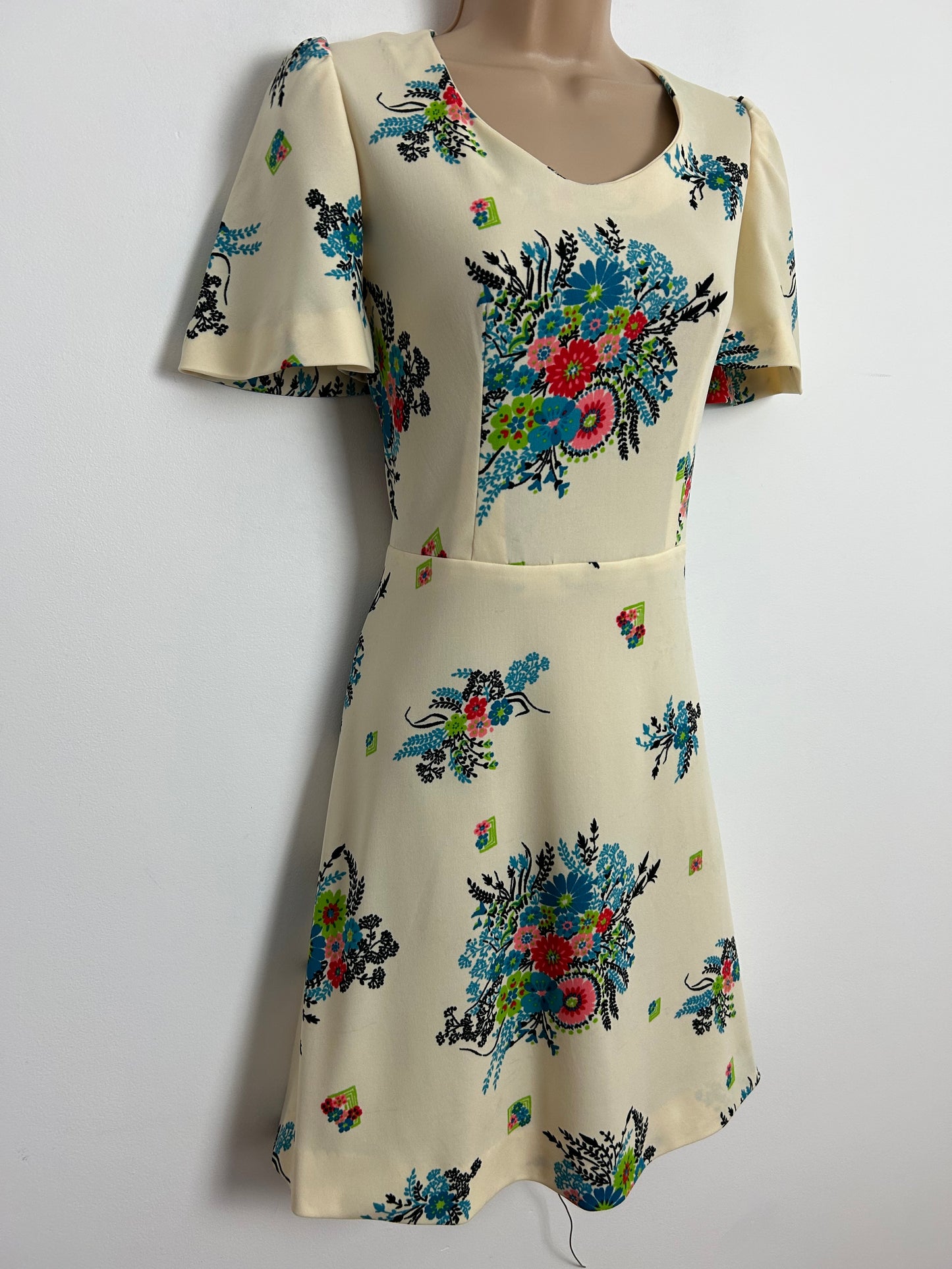 Vintage 1970s Size 12 Cream Blue & Pink Tones Floral Print Short Sleeve Fit & Flare Day Dress