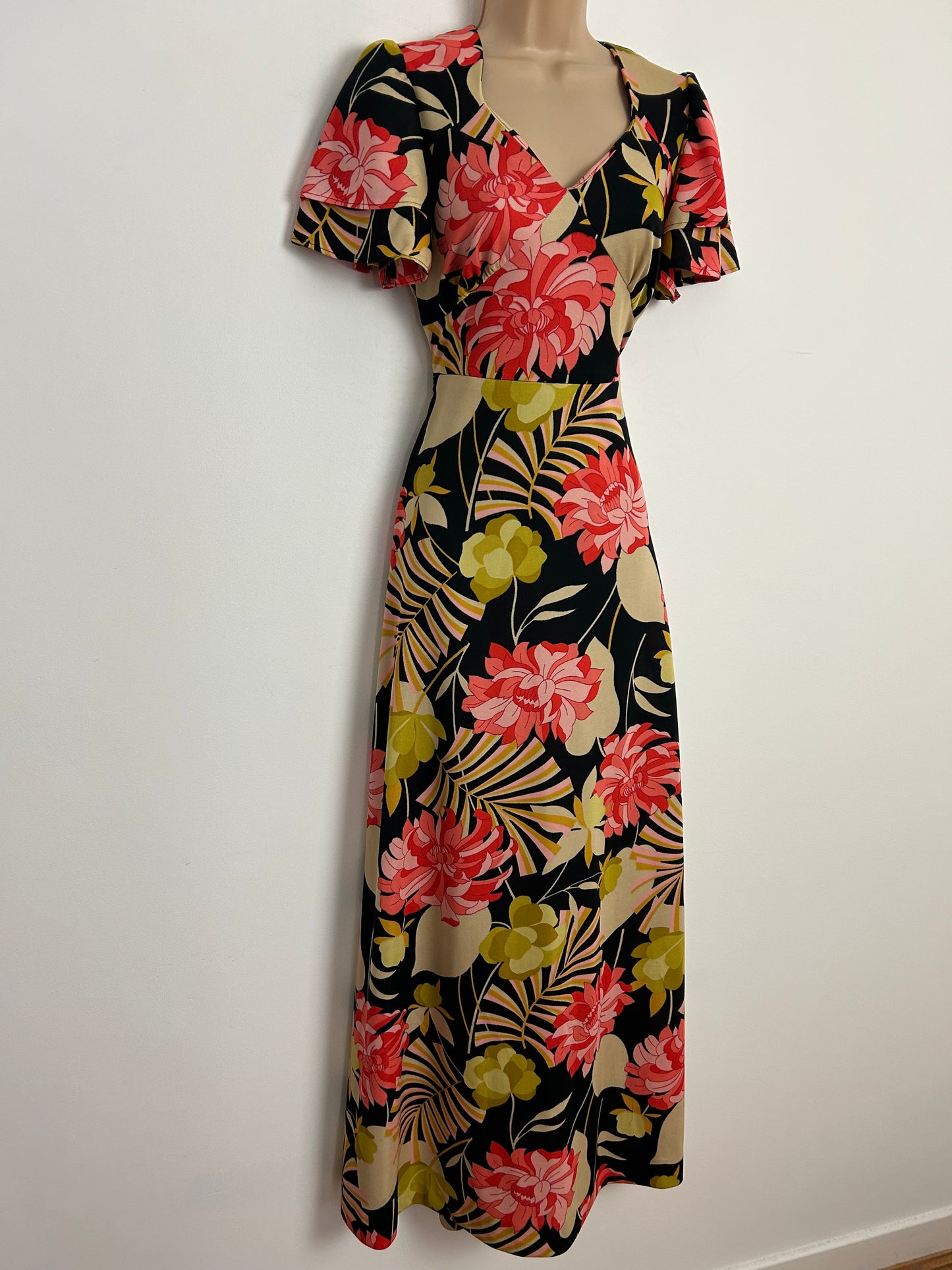 Vintage 1970s Size 10 Black Beige & Coral Tones Floral Print Short Sleeve Tie Back Maxi Dress