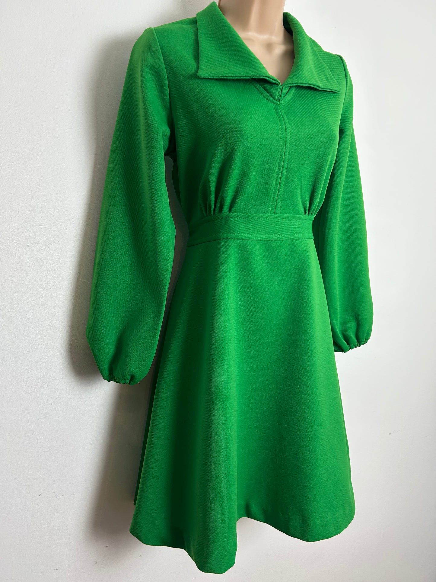 Vintage 1970s DELAMERE Size 8-10 Green Long Sleeve Tie Back Fit & Flare Mod Dress