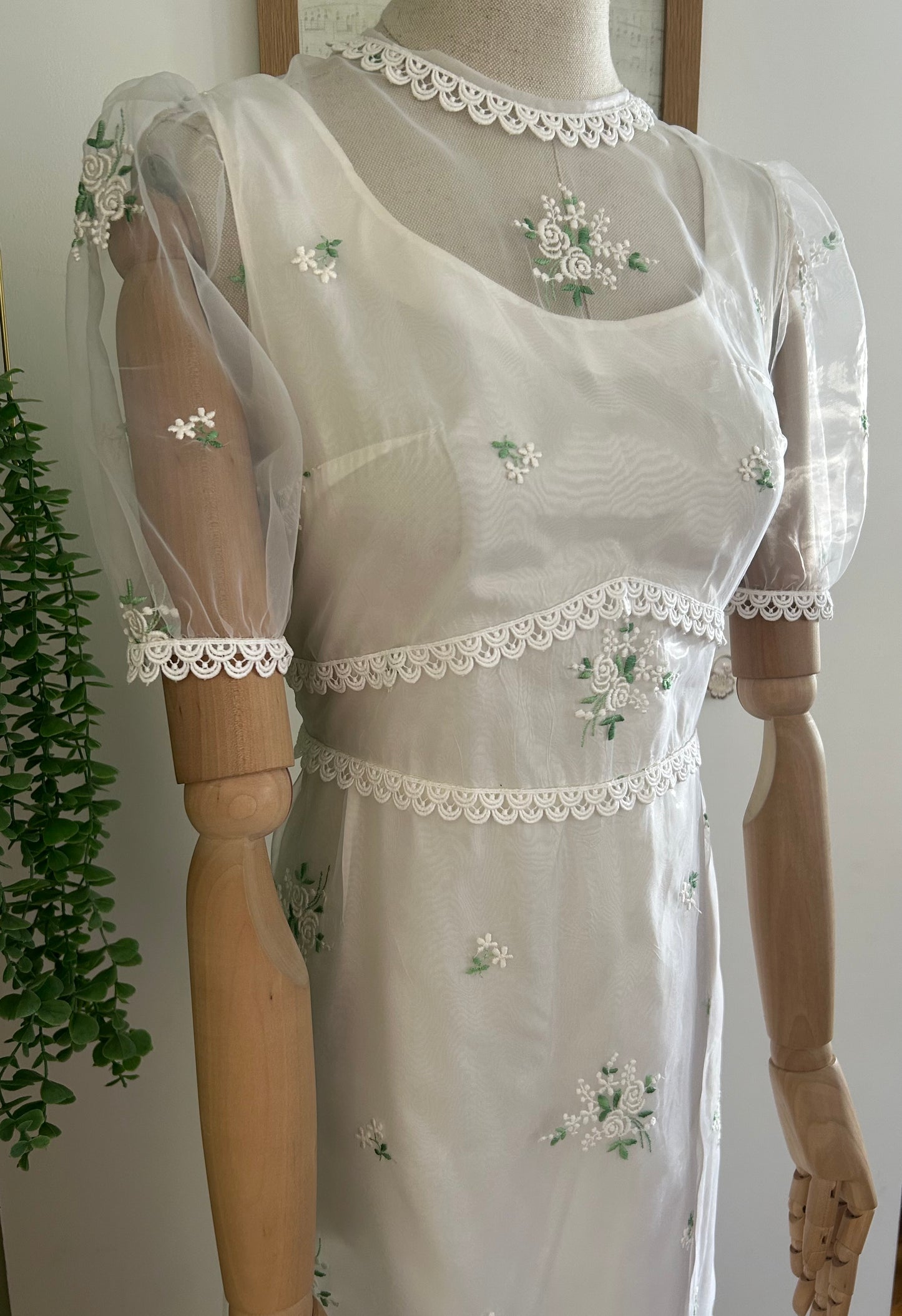 Vintage 1970s Size 10 Pretty White Embroidered Floral Detail Short Sleeve Boho Summer/Wedding Dress