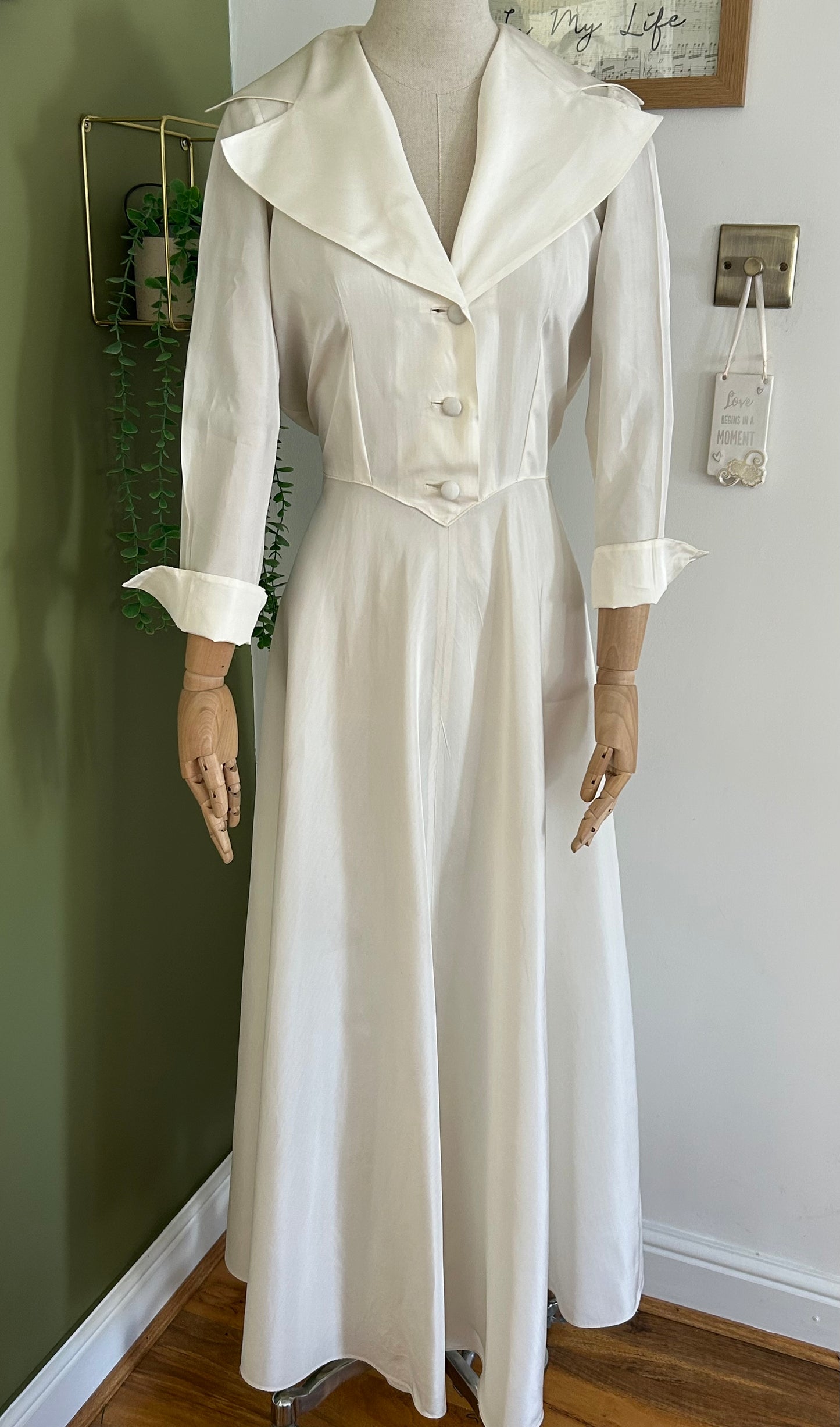 Vintage 1940s Size 14 Gorgeous Ivory Satin Shawl Collar Wedding/Occasion Maxi Dress