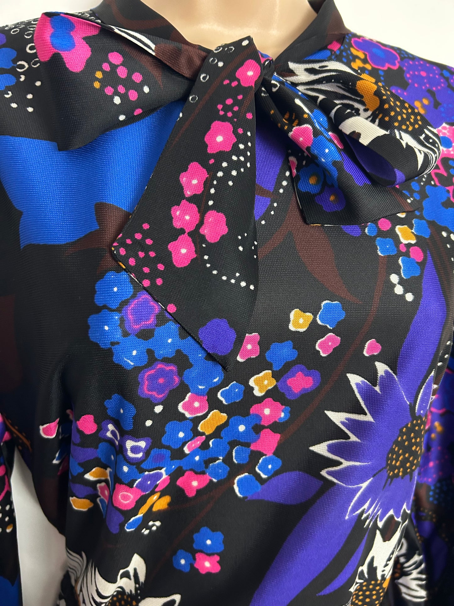 Vintage 1970s Size 16-18 Black Blue Purple & Pink Floral Print Pussy Bow Long Sleeve Belted Maxi Dress