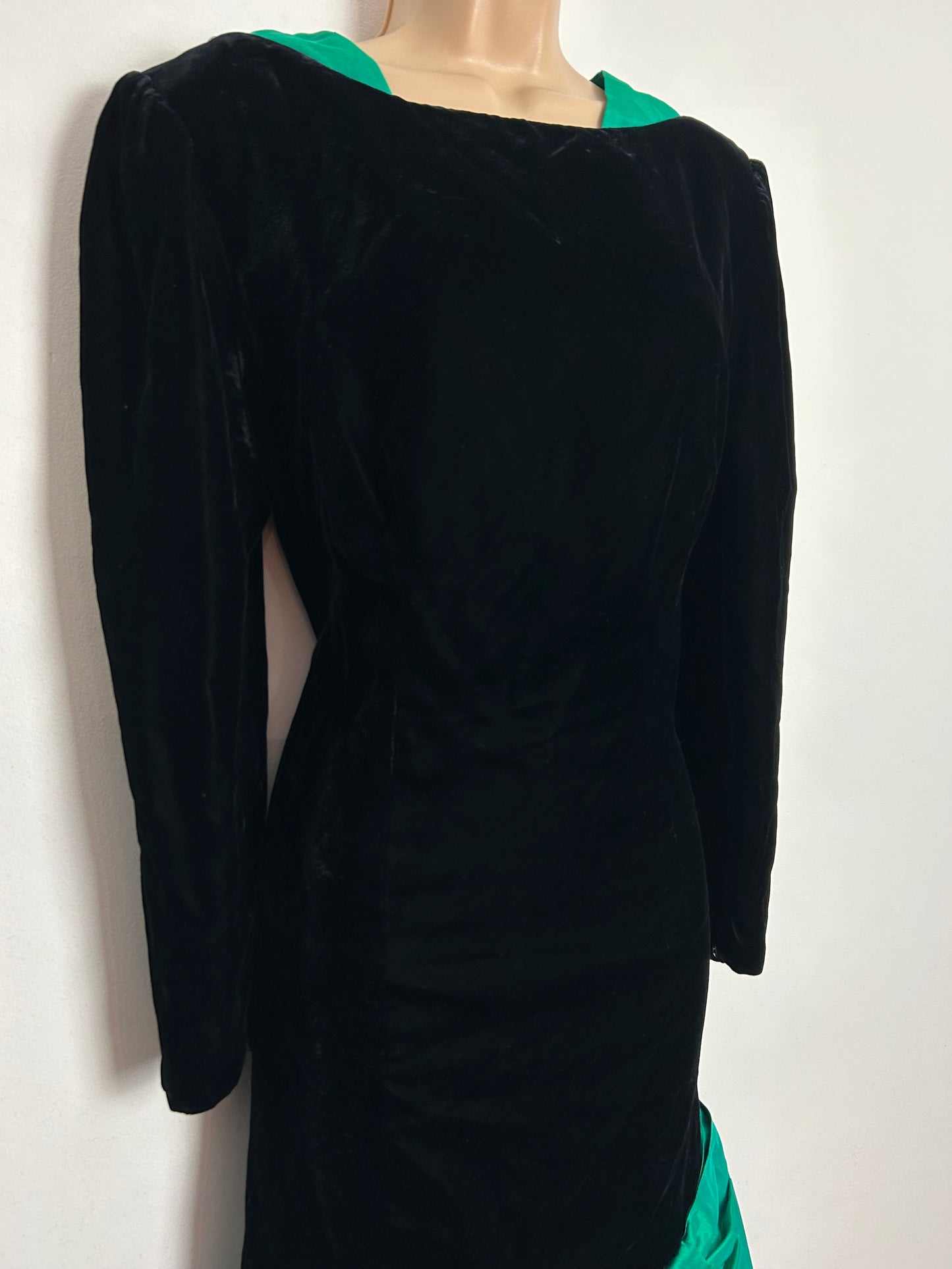 Vintage 1980s DESIGNER CARVEN PARIS Size 12 Black & Green Velvet Silk Bow Detail Cocktail Party Dress