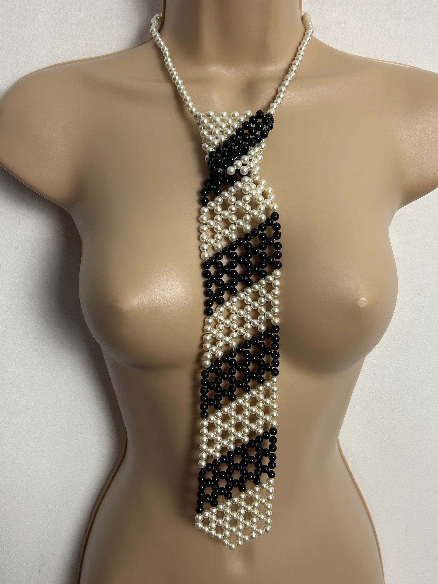 Vintage Circa 1970s Gorgeous Faux Black & White Pearl Tie Novelty Necklace