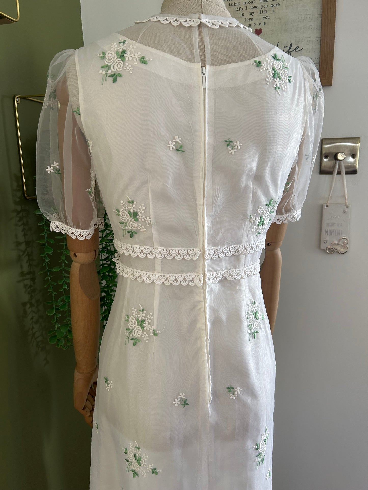 Vintage 1970s Size 10 Pretty White Embroidered Floral Detail Short Sleeve Boho Summer/Wedding Dress
