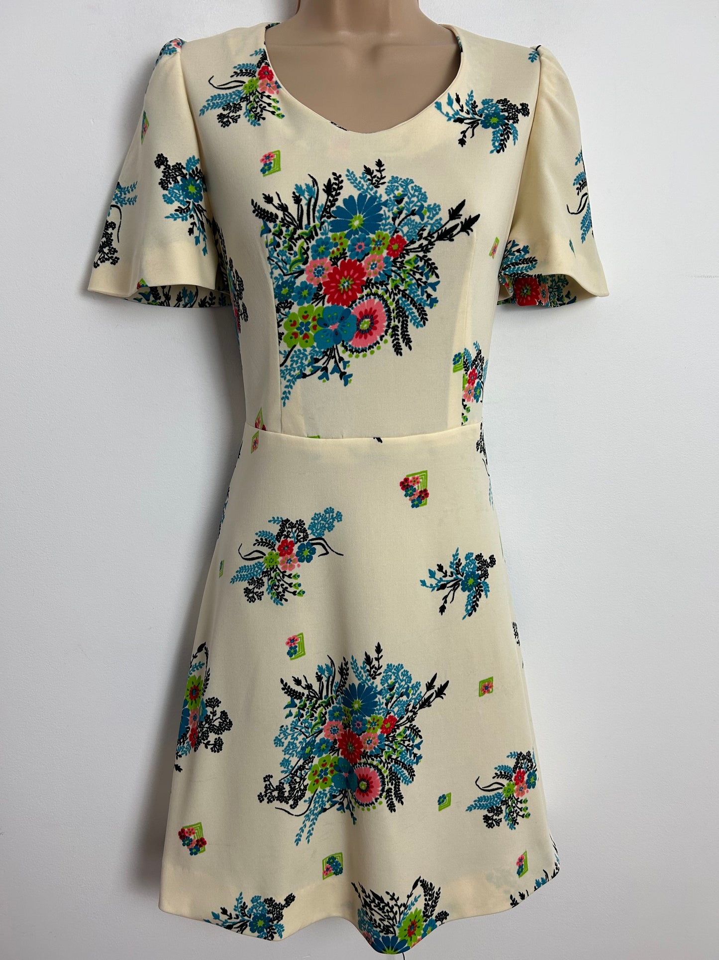 Vintage 1970s Size 12 Cream Blue & Pink Tones Floral Print Short Sleeve Fit & Flare Day Dress